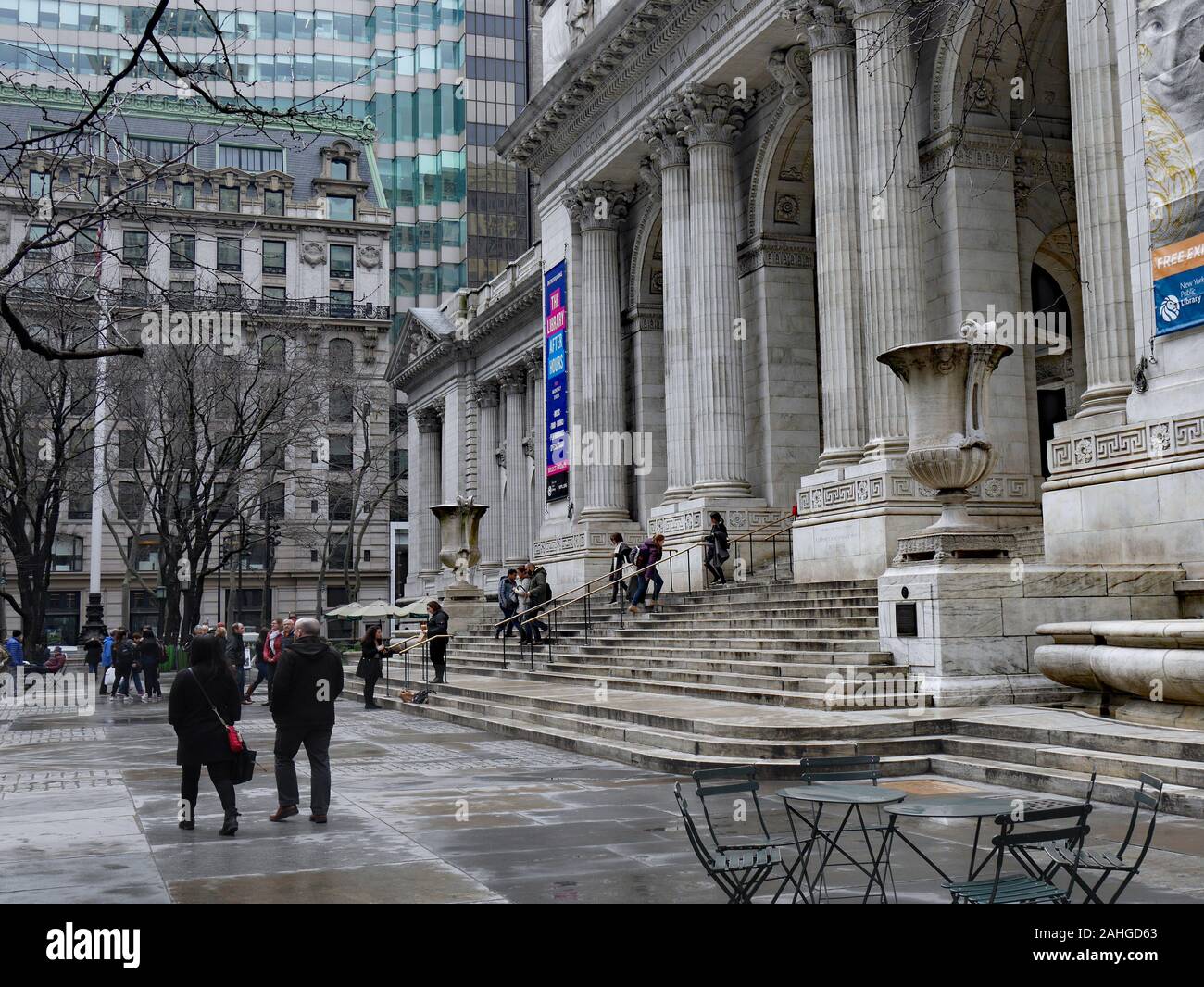 NEW YORK - Février 2017 : La branche principale de la bibliothèque publique de New York est un monument qui occupe un bloc complet sur la Fifth Avenue et 42e rue. Banque D'Images