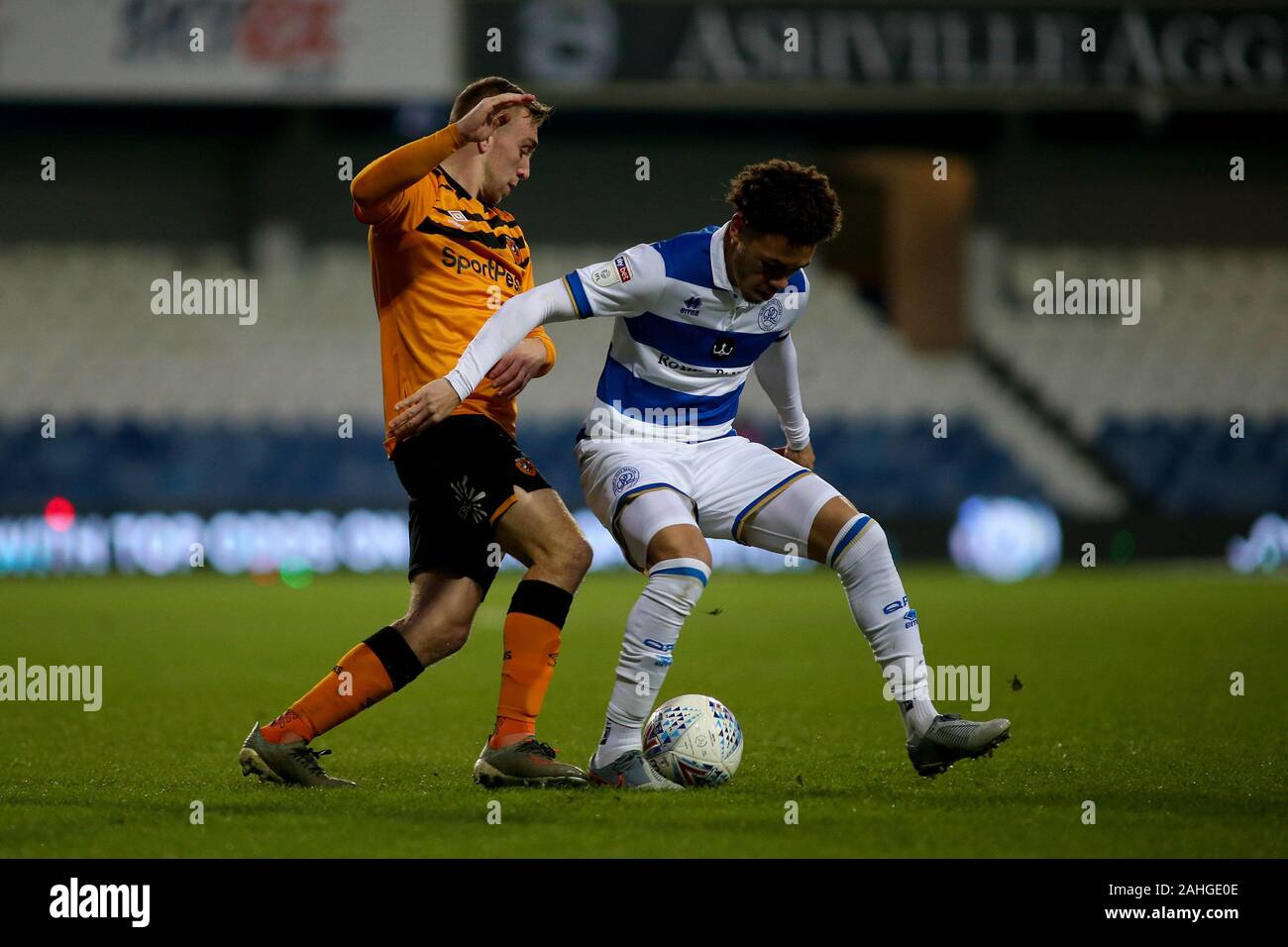 Luke Amos de Queens Park Rangers et Callum aîné de Hull City (l) en action au cours de l'EFL Skybet match de championnat, Queens Park Rangers v Hull City à la Fondation Prince Kiyan, stade Loftus Road à Londres le dimanche 29 décembre 2019. Cette image ne peut être utilisé qu'à des fins rédactionnelles. Usage éditorial uniquement, licence requise pour un usage commercial. Aucune utilisation de pari, de jeux ou d'un seul club/ligue/dvd publications. Photos par Tom Smeeth/Andrew Orchard la photographie de sport/Alamy live news Crédit : Andrew Orchard la photographie de sport/Alamy Live News Banque D'Images