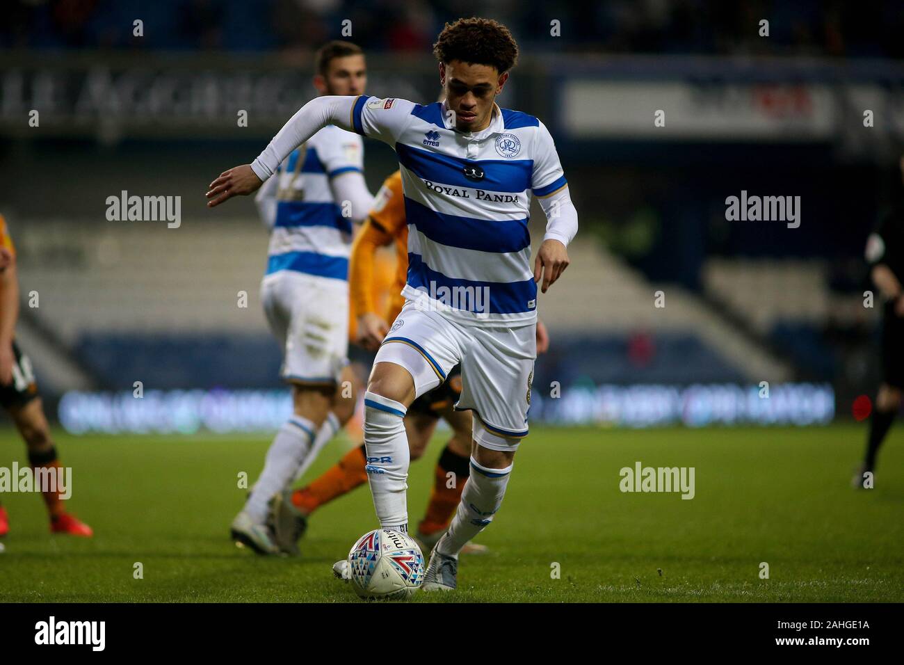 Luke Amos de Queens Park Rangers en action au cours de l'EFL Skybet match de championnat, Queens Park Rangers v Hull City à la Fondation Prince Kiyan, stade Loftus Road à Londres le dimanche 29 décembre 2019. Cette image ne peut être utilisé qu'à des fins rédactionnelles. Usage éditorial uniquement, licence requise pour un usage commercial. Aucune utilisation de pari, de jeux ou d'un seul club/ligue/dvd publications. Photos par Tom Smeeth/Andrew Orchard la photographie de sport/Alamy live news Crédit : Andrew Orchard la photographie de sport/Alamy Live News Banque D'Images