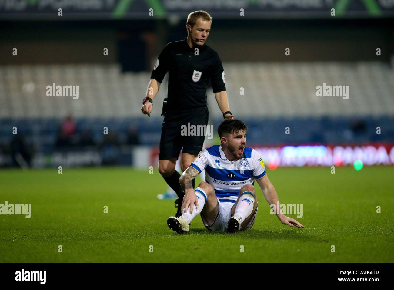 Ryan Manning de Queens Park Rangers ressemble au cours de l'EFL Skybet match de championnat, Queens Park Rangers v Hull City à la Fondation Prince Kiyan, stade Loftus Road à Londres le dimanche 29 décembre 2019. Cette image ne peut être utilisé qu'à des fins rédactionnelles. Usage éditorial uniquement, licence requise pour un usage commercial. Aucune utilisation de pari, de jeux ou d'un seul club/ligue/dvd publications. Photos par Tom Smeeth/Andrew Orchard la photographie de sport/Alamy live news Crédit : Andrew Orchard la photographie de sport/Alamy Live News Banque D'Images