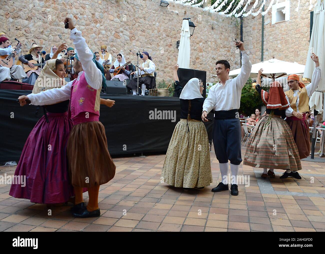 Fornalutx Majorque / Espagne ; 11/14/2015 : célébration de patron Fornalutx. Danseurs dans une danse folklorique typique de jota mallorquina. Célébration personnalisée Banque D'Images