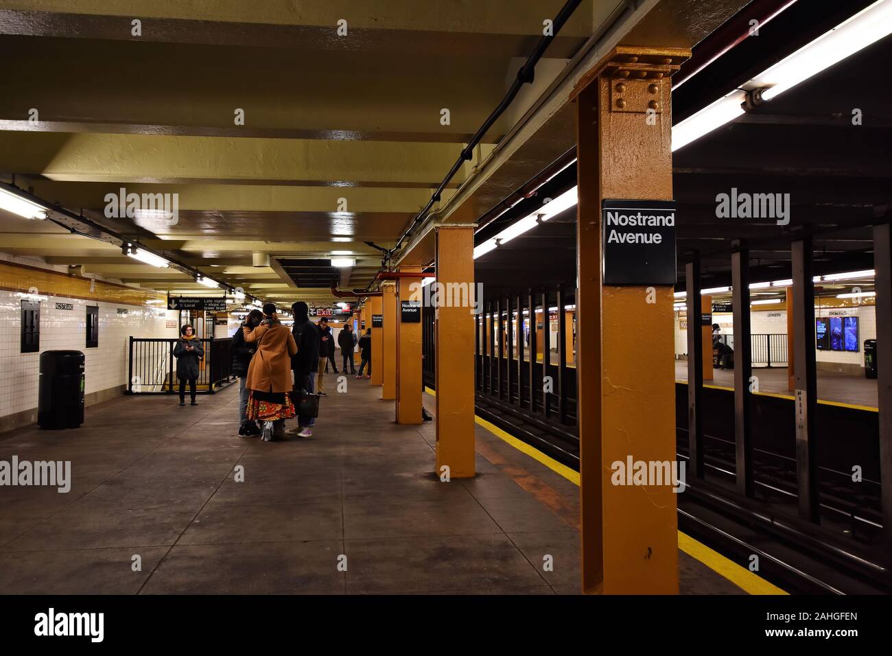 Brooklyn, New York, NY, États-Unis - 30 novembre 2019. Métro New York City à la station de métro Nostrand Avenue à Brooklyn. Banque D'Images