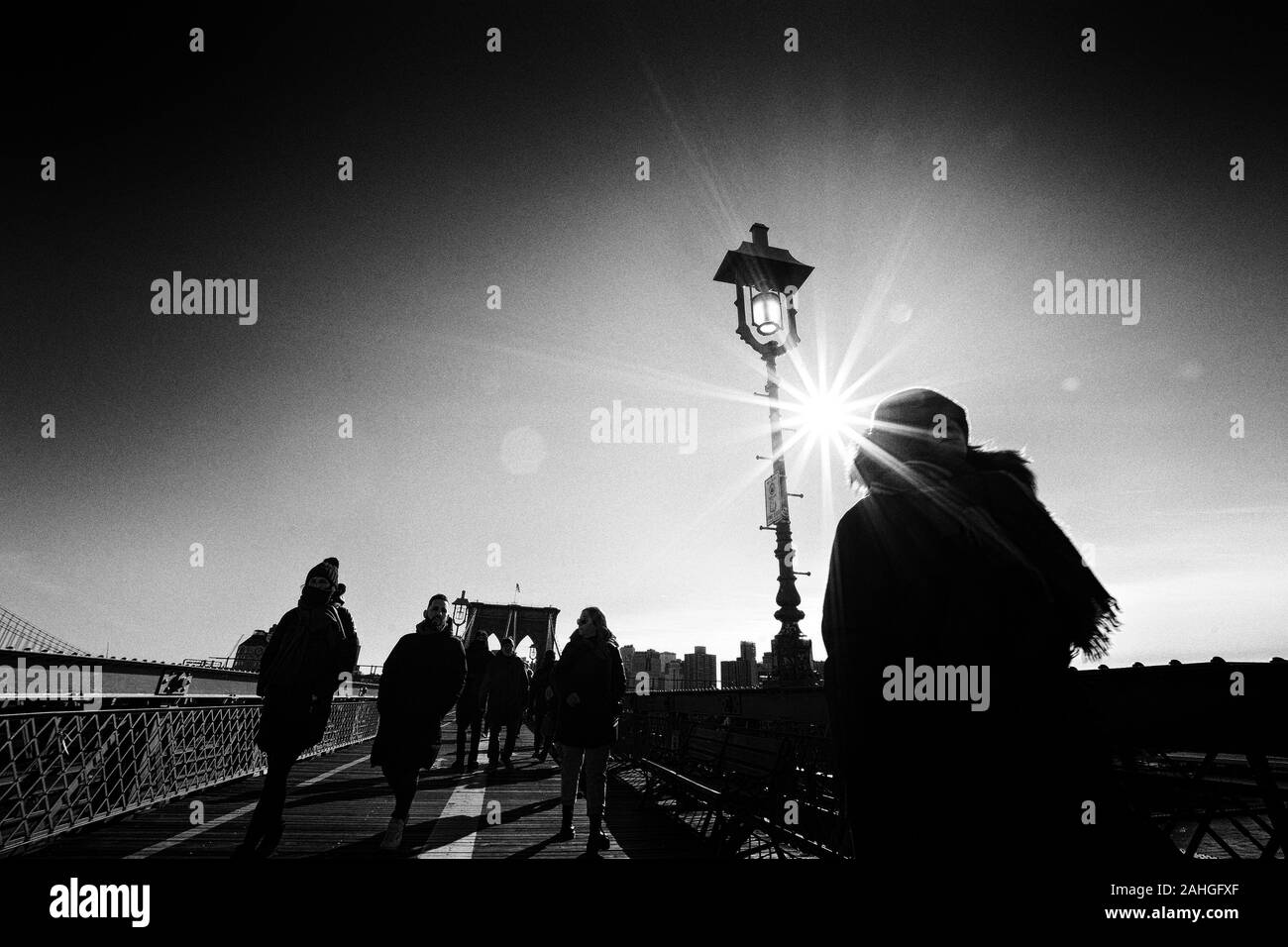 New York, NY, USA - Novembre 2019. L'expérience de New York. La marche sur le pont de Brooklyn, des piétons au-dessus de la rivière Hudson, de Brooklyn à Manhattan Banque D'Images