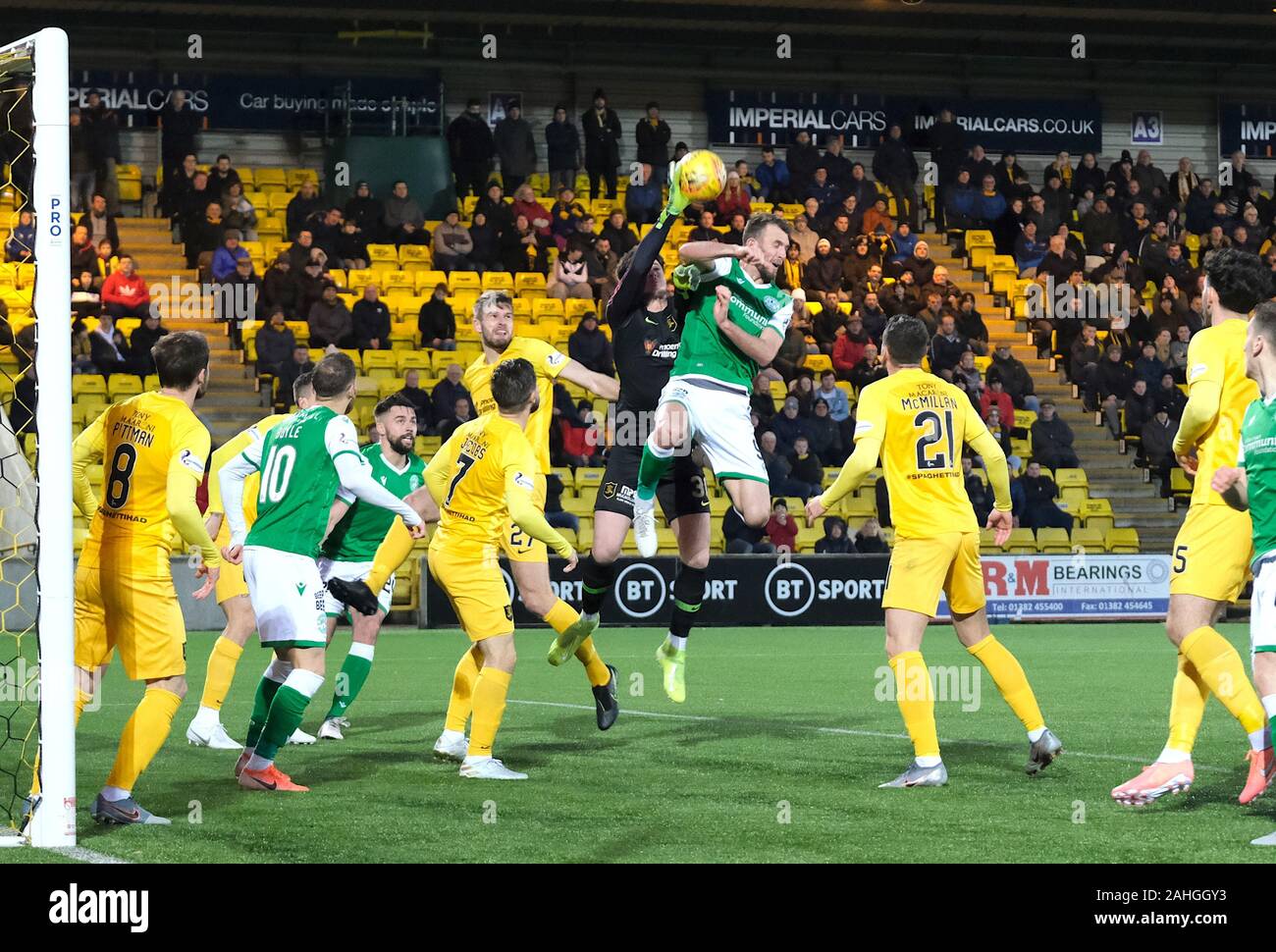 Livingston, Ecosse, Royaume-Uni. Dec 29, 2019. Gardien de Livingston Matija Sarkic recueille une balle élevée malgré un défi lancé par Christian Doidge de Hibernian durant la Scottish Premiership match entre Livingston FC Hibernian FC et à l'Arena de Macaroni Tony le 29 Dec 2019 Livingston. Livingston a remporté le match 2-0 Crédit : PSP Sport Press Photo. /Alamy Live News Banque D'Images