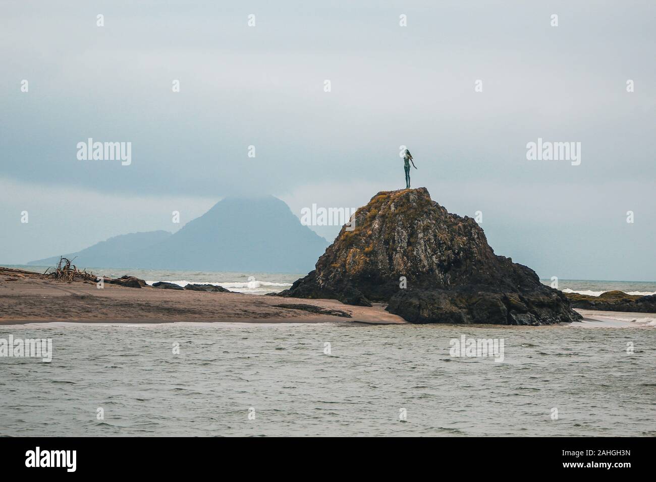 Dame sur le Rock à Whakatāne Chefs, île du Nord, Nouvelle-Zélande Banque D'Images