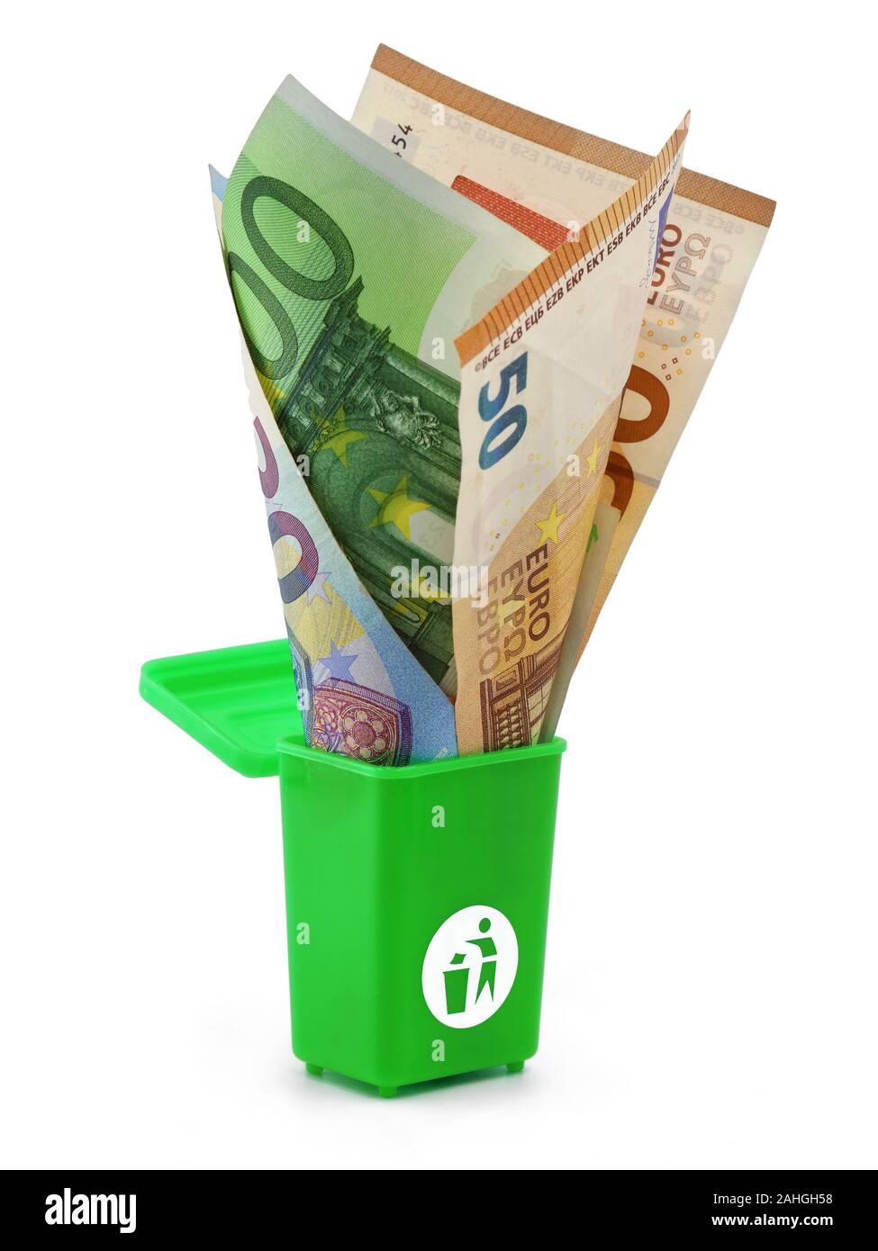 Billets dans une poubelle verte isolée sur fond blanc, concept de l'argent gaspiller Banque D'Images