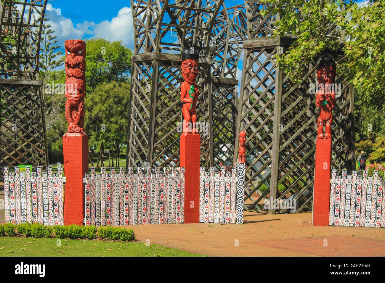 Rotorua, Nouvelle-Zélande - 30 octobre 2016 : porte d'entrée avec des totems traditionnel Maori à Jardins du gouvernement Banque D'Images