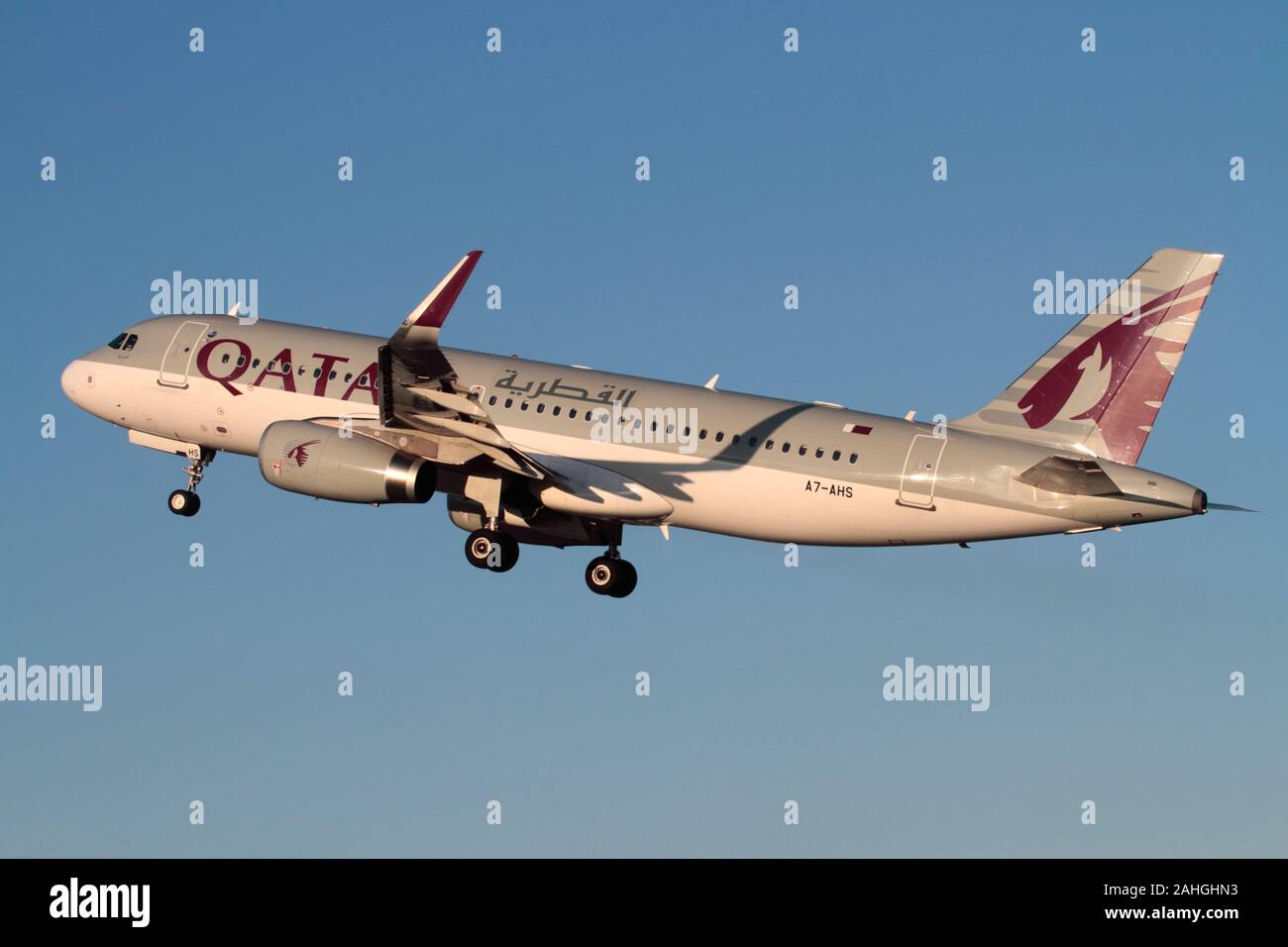 Qatar Airways Airbus A320-200 avion à réaction de passagers grimpant au décollage contre un ciel bleu. Aviation moderne. Banque D'Images