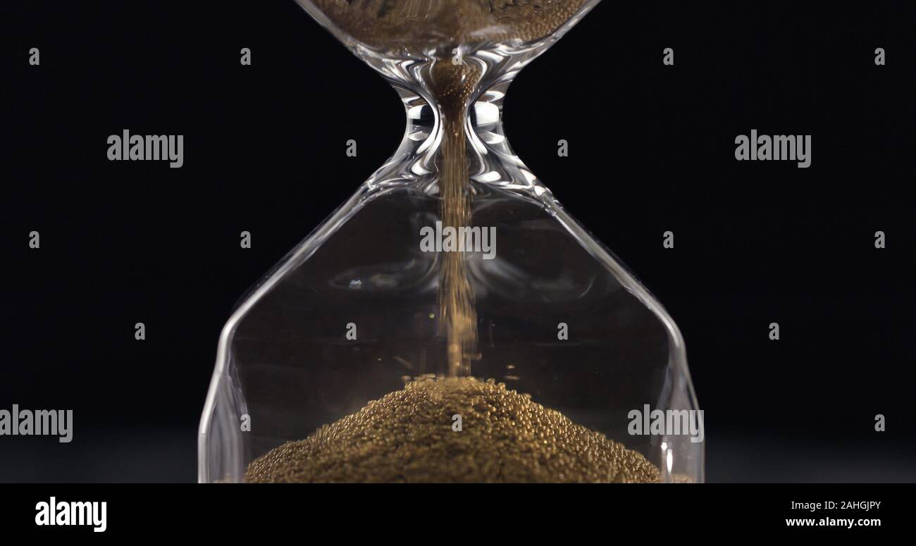 Le sable se déplace dans Hourglass. Close up de l'heure horloge en verre.  Old Time Timer sablier classique. Libre de sable est de tomber et mesurer  le temps Photo Stock - Alamy