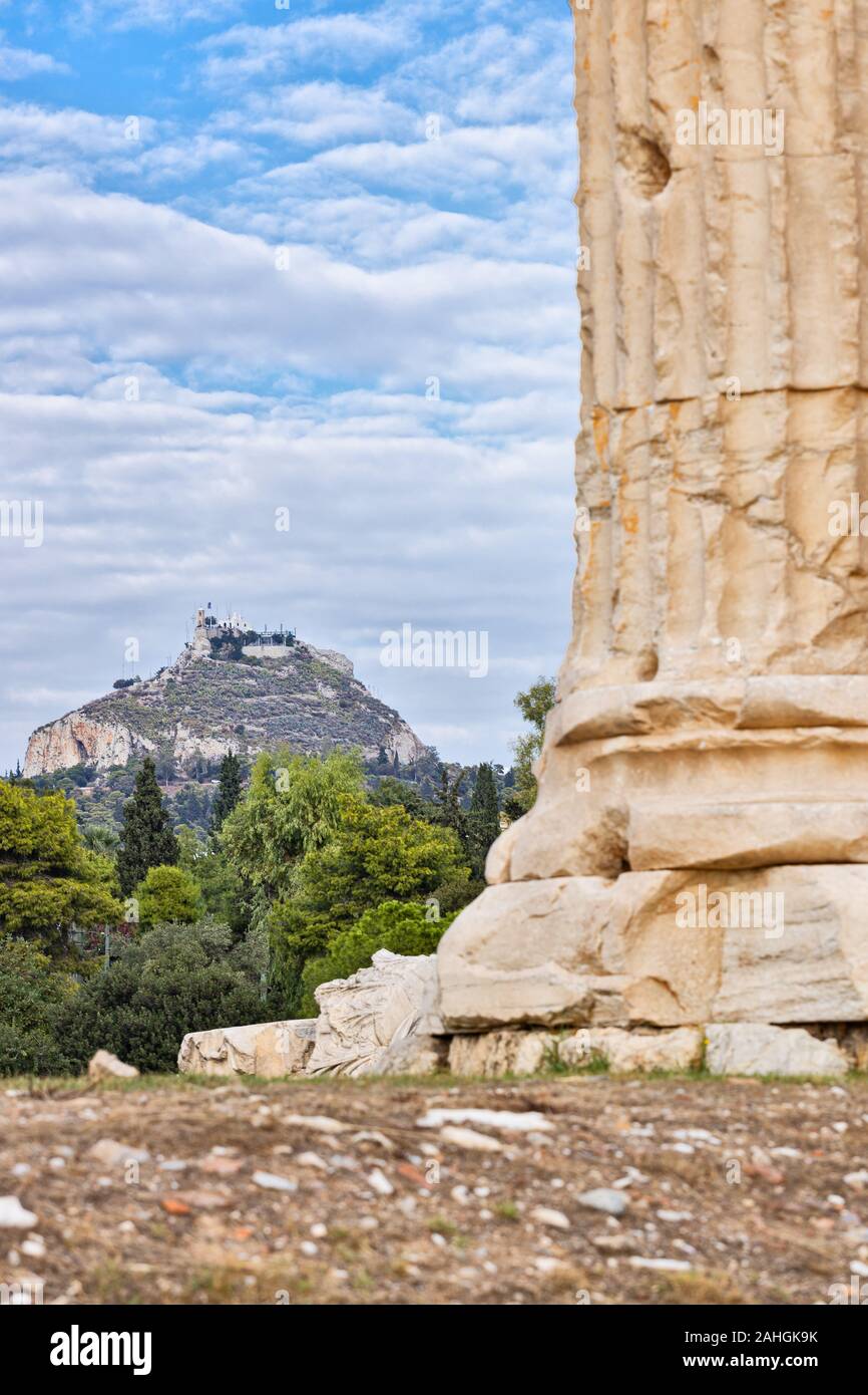 Vue de la colline Lycabettus d'une ancienne base de colonne à Athènes Grèce Banque D'Images