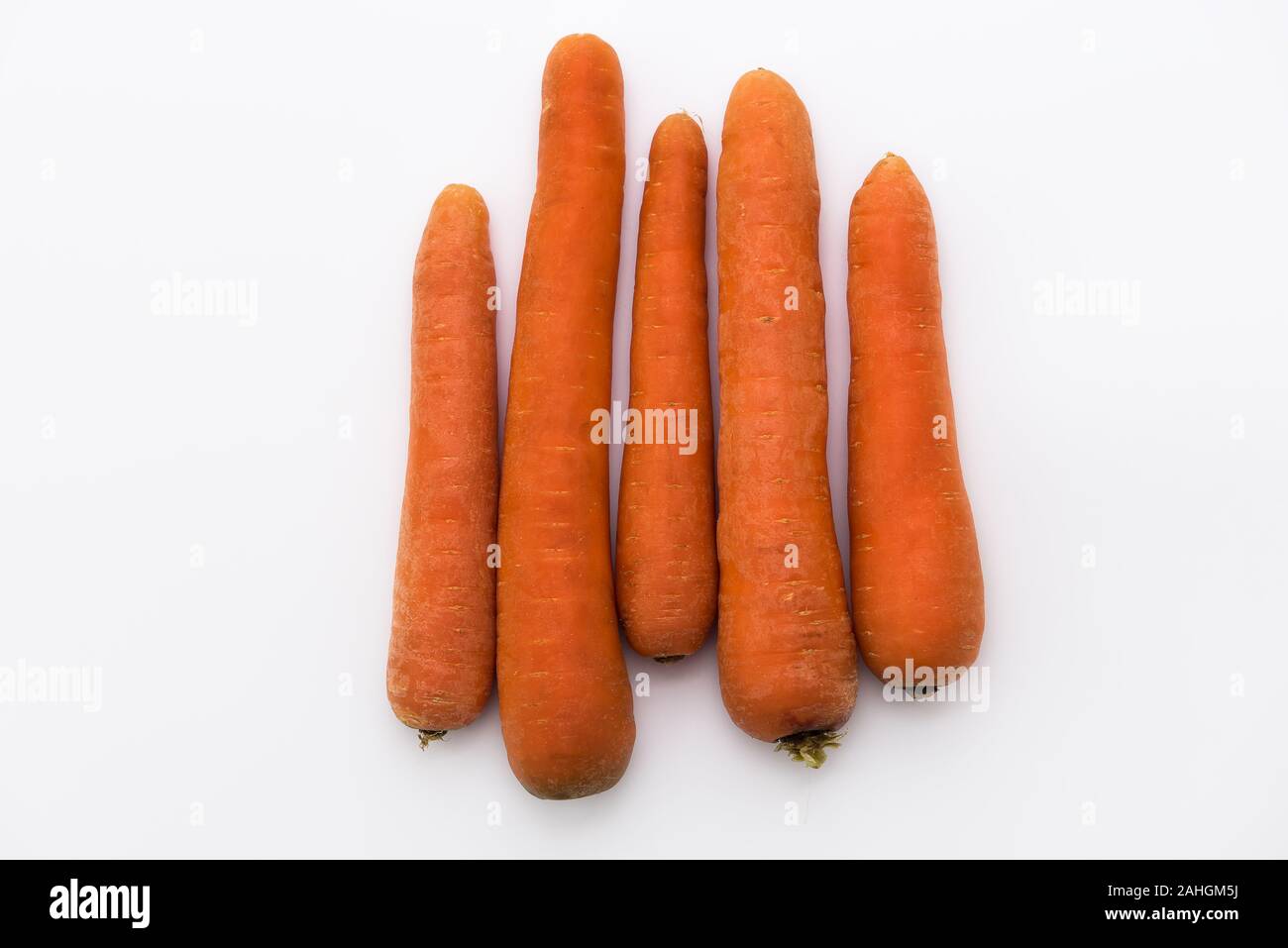 Carottes biologiques frais isolé mise en page sur un fond blanc Banque D'Images