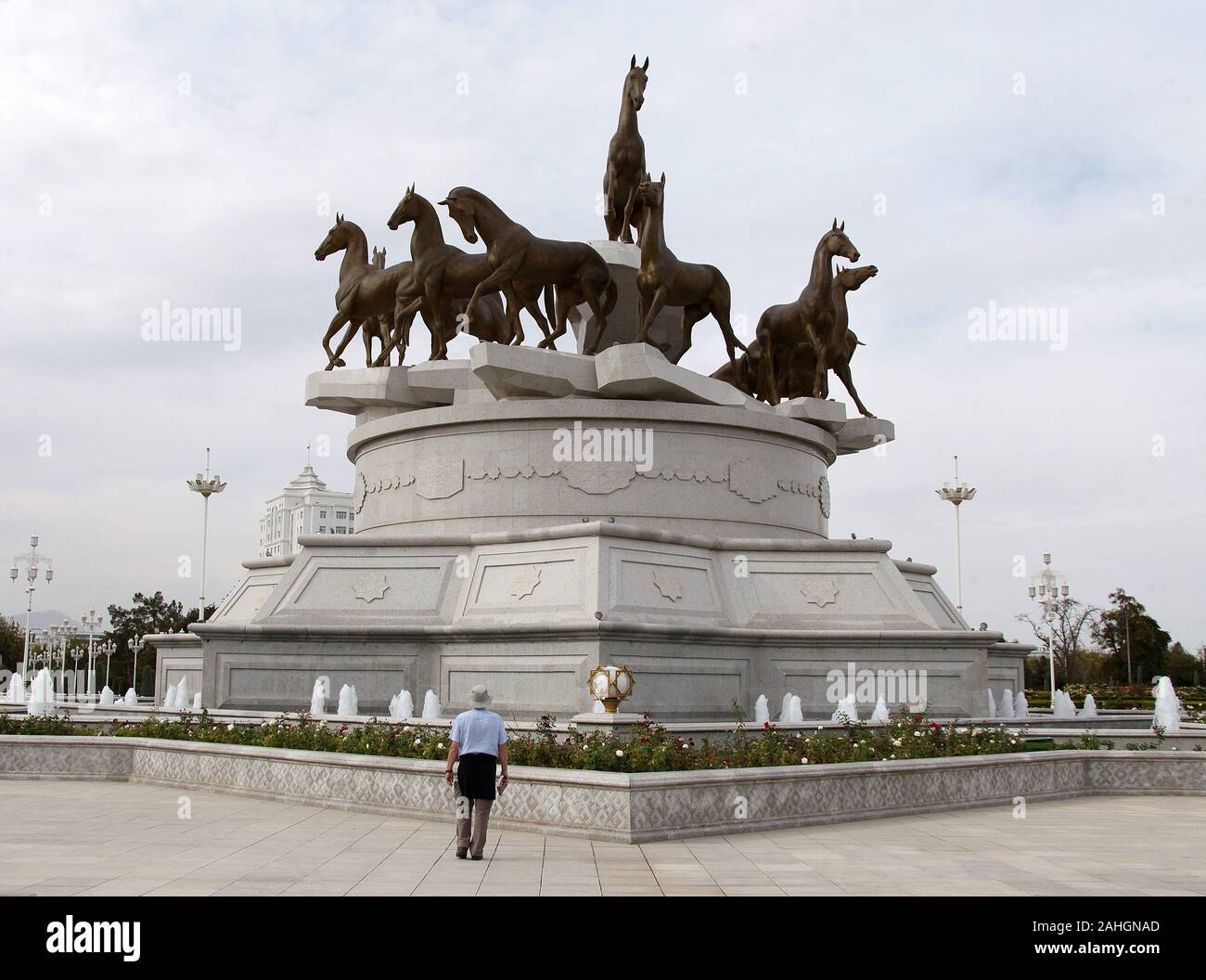 Monument aux chevaux Akhal-Teke à Achgabat, au Turkménistan Banque D'Images