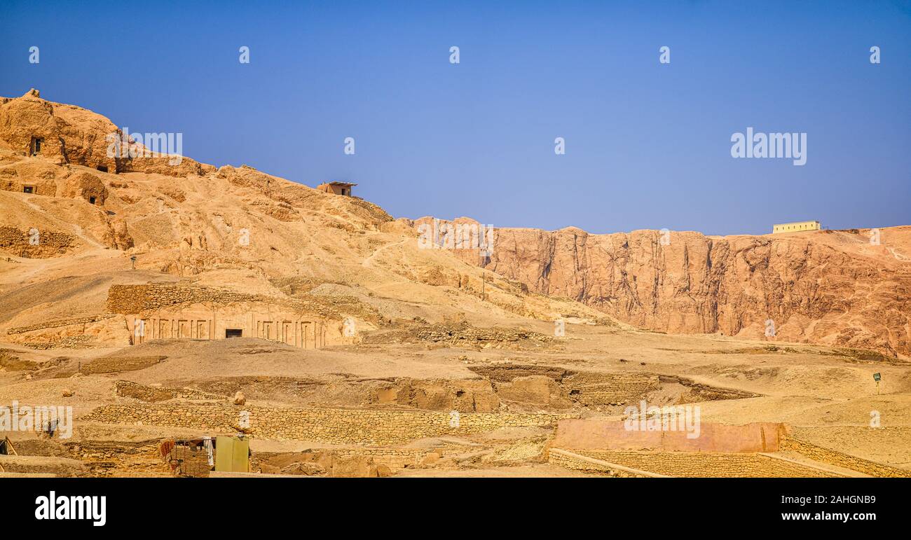 Paysage de la zone générale comprenant les tombeaux des nobles sur la rive ouest du Nil à Louxor Banque D'Images