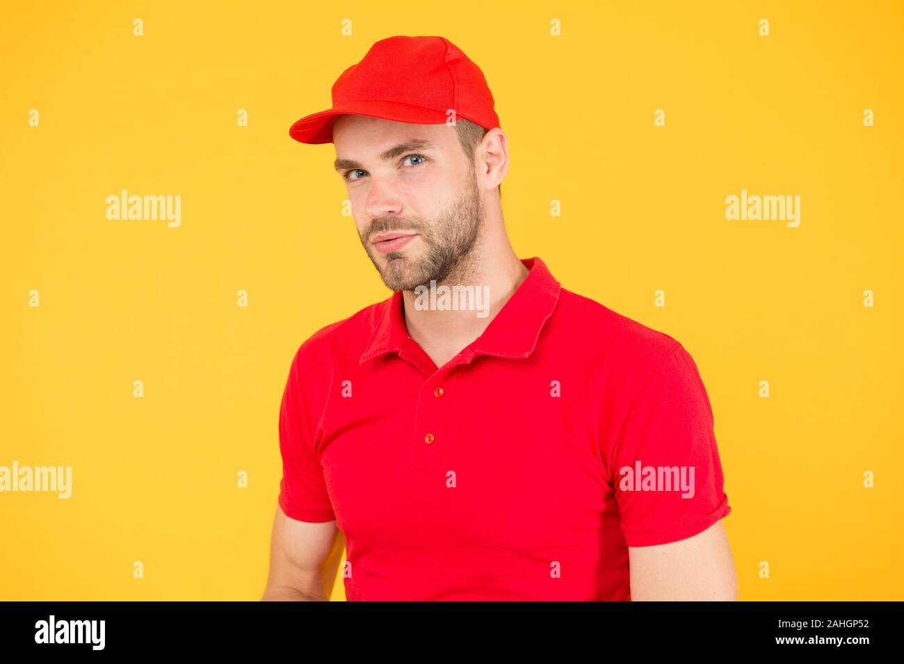 Caissier de supermarché. Caissier de l'occupation. Employé de magasin d'embauche. Beau mec uniforme de caissier. Restaurant Café le personnel voulaient. Le service de l'homme cap rouge. Shop assistant. Livraison de commande de l'alimentation l'homme. Banque D'Images