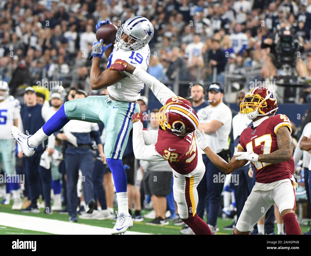 Arlington, États-Unis. Dec 29, 2019. Cowboys de Dallas receveur Amari Cooper (19) fait une 48- Cour attraper Redskins de Washington comme Jimmy évoluait Moreland (32) et Aaron Colvin défendre durant leur match de la NFL à AT&T Stadium à Arlington, Texas le Dimanche, Décembre 29, 2019. Photo par Ian Halperin/UPI UPI : Crédit/Alamy Live News Banque D'Images