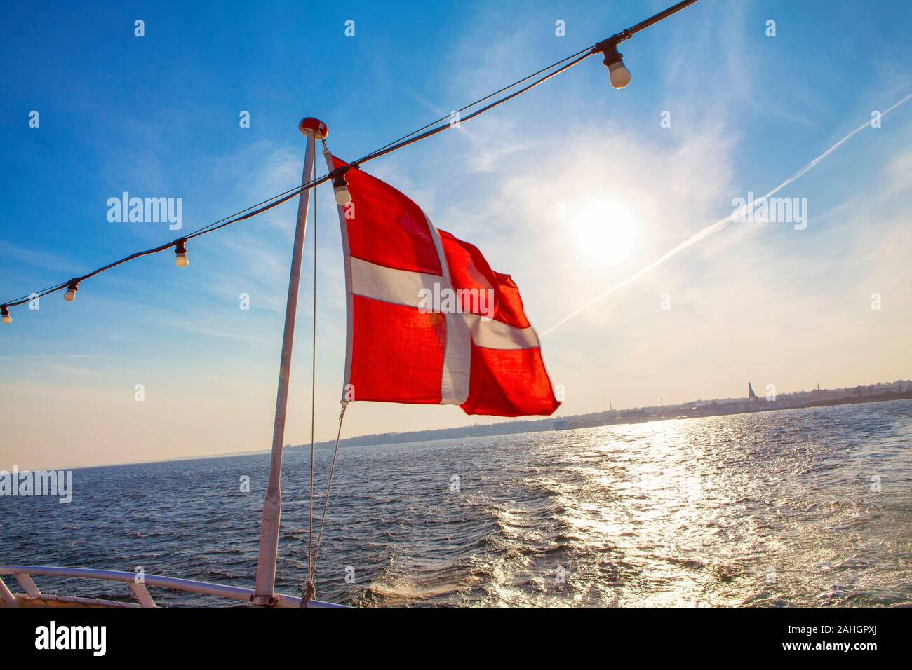 Brandir le drapeau danois sur le navire d'acier Banque D'Images