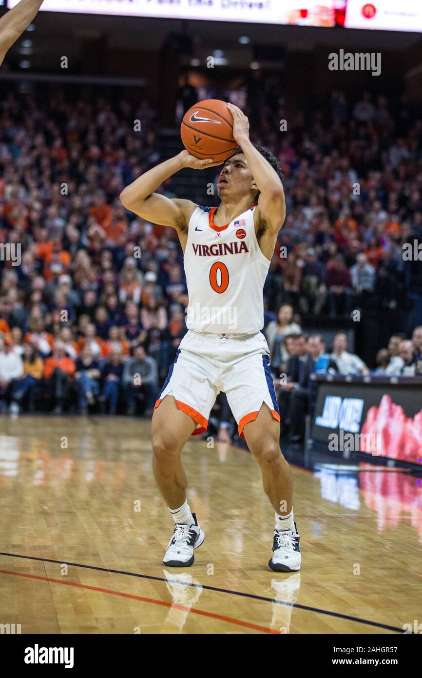 29 décembre 2019 : Virginia Cavaliers guard Kihei Clark (0) pousses pour trois au cours de l'action de basket-ball de NCAA entre les aspirants de marine et le Virginia Cavaliers à John Paul Jones Arena Charlottesville, VA. Jonathan Huff/CSM. Banque D'Images