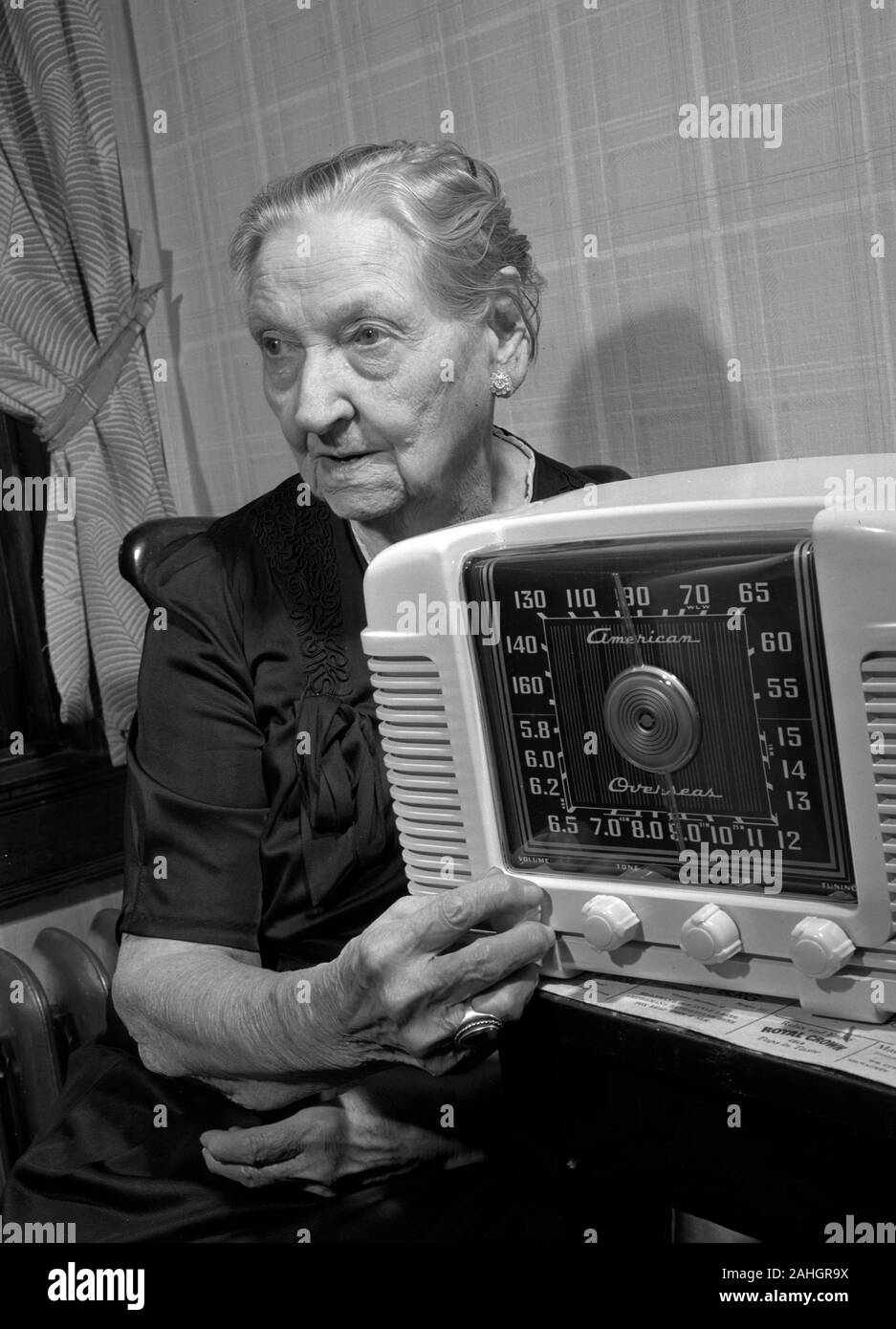 Femme de l'écoute de la radio 1943 Banque D'Images