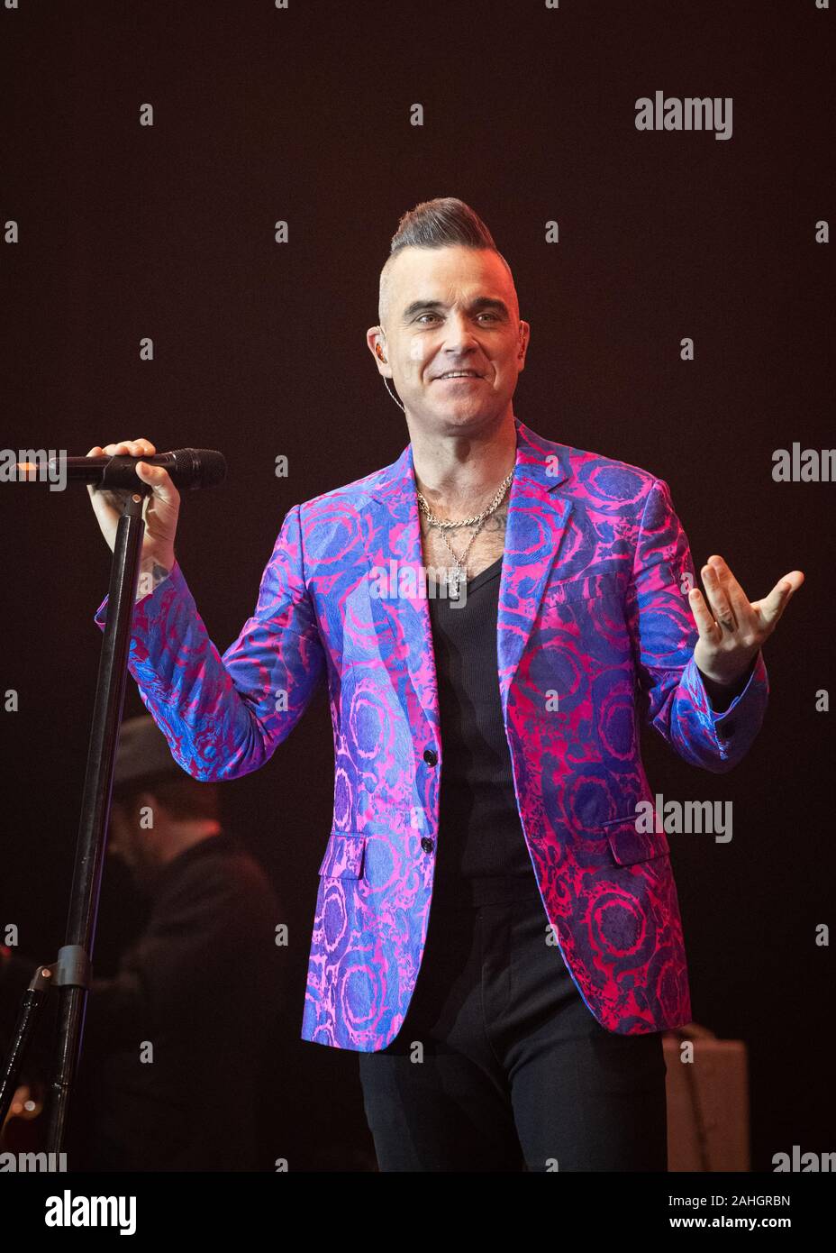 Robbie Williams reçoit un sold out l'événement 2019 Hits Vivre à Manchester. Banque D'Images