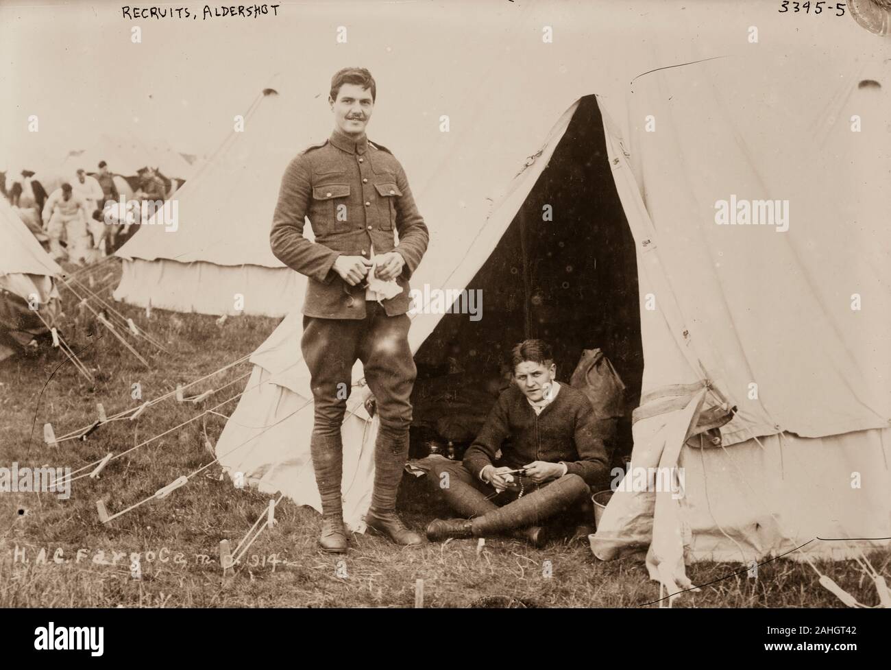 La Première Guerre mondiale (LA PREMIÈRE GUERRE MONDIALE ou de la WW1), également connu sous le nom de la Première Guerre mondiale, la Grande Guerre, ou la guerre pour mettre fin à toutes les guerres,[5] a été une guerre mondiale originaires de l'Europe qui a duré du 28 juillet 1914 au 11 novembre 1918. Plus de 70 millions de militaires, y compris 60 millions d'Européens, ont été mobilisées dans l'une des plus grandes guerres de l'histoire.Plus de 9 millions de combattants et sept millions de civils sont morts à cause de la guerre (y compris les victimes d'un certain nombre de génocides), un taux de pertes exacerbée par des belligérants la sophistication technologique et industrielle. Banque D'Images