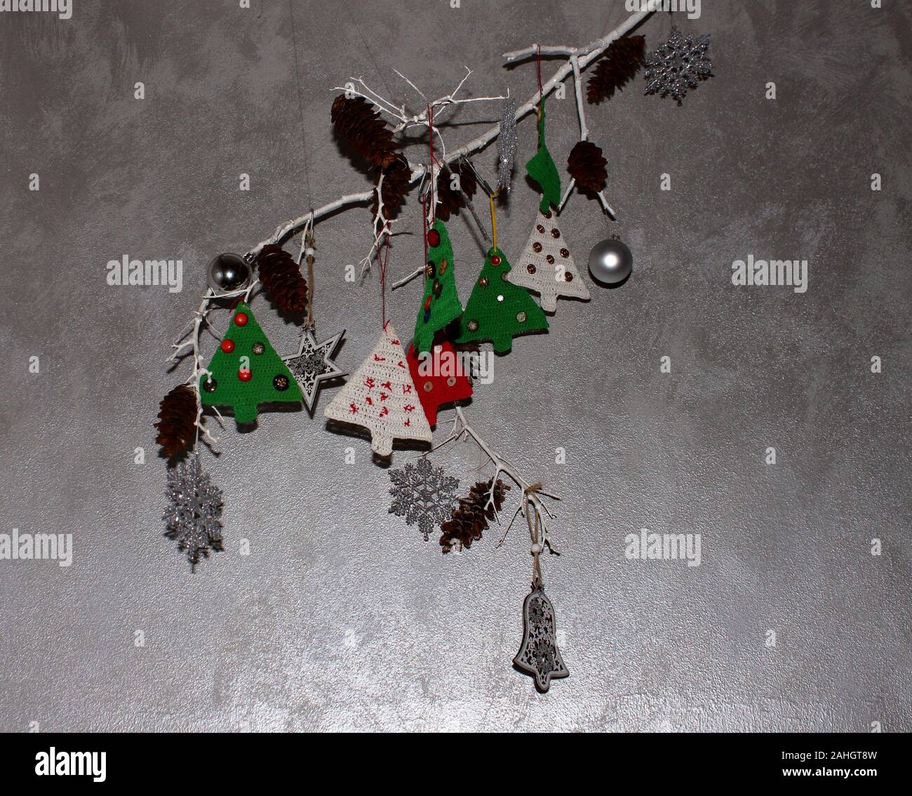 Composition de Noël sur la branche en face d'un mur métallisé Banque D'Images