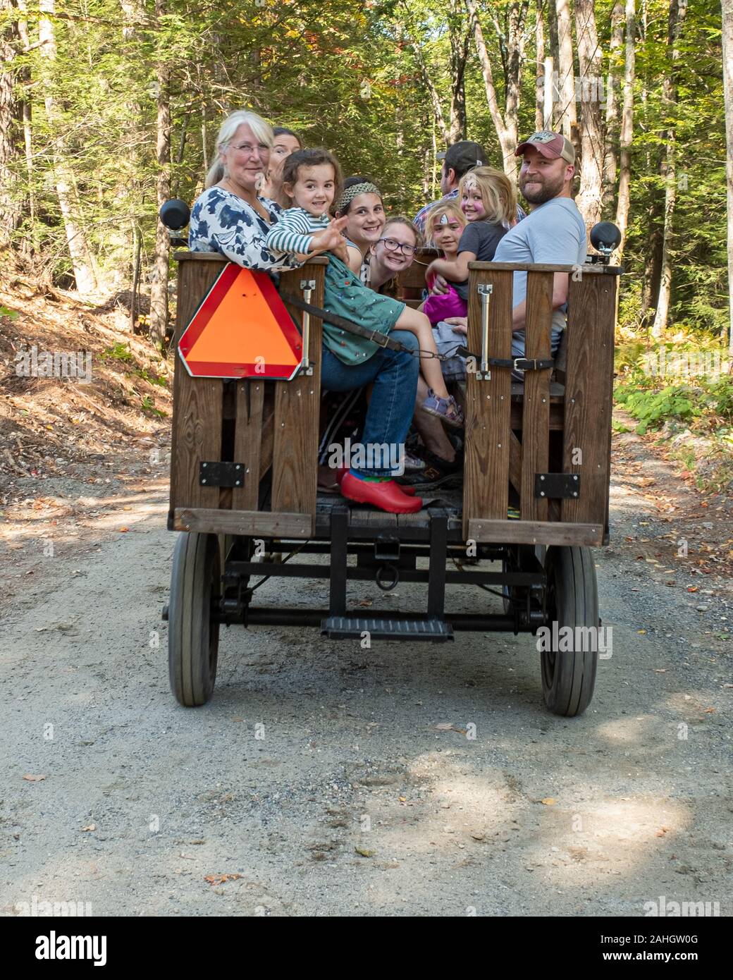 Un groupe de personnes qui prend un tour dans un wagon par cheval. Banque D'Images