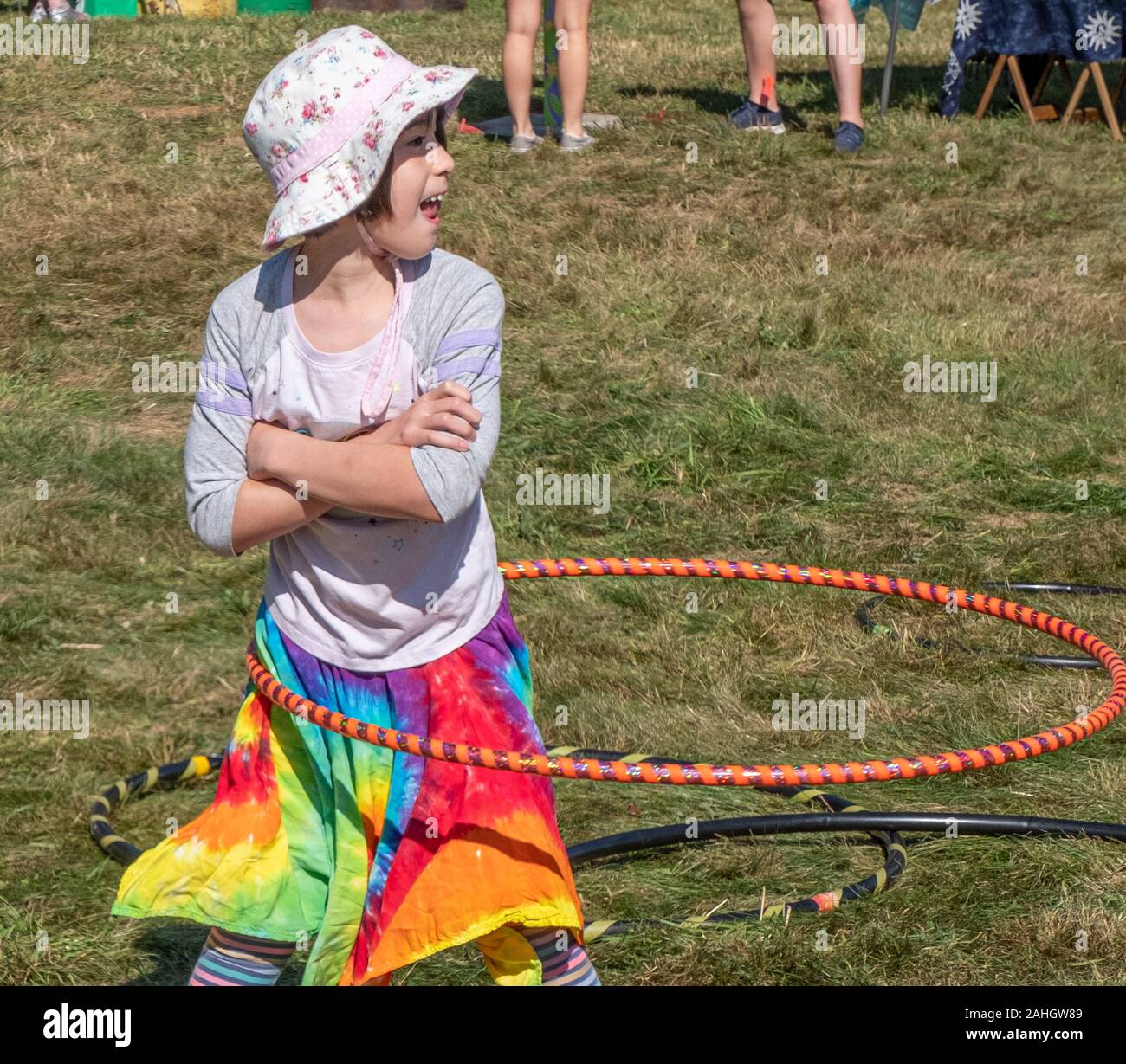 Jeune fille jouant avec un hula hoop Banque D'Images
