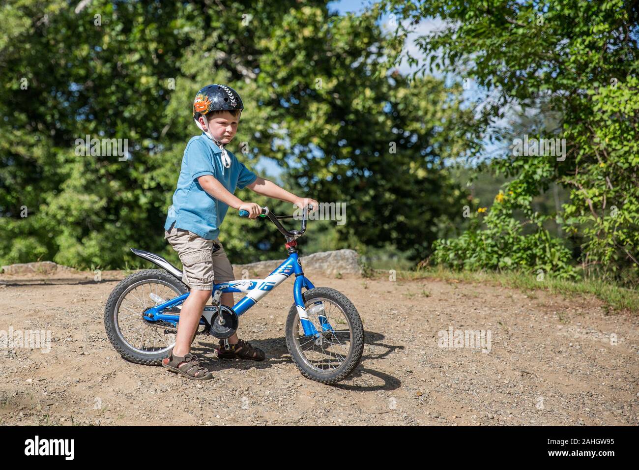 Les garçons sur les bicyclettes Banque D'Images