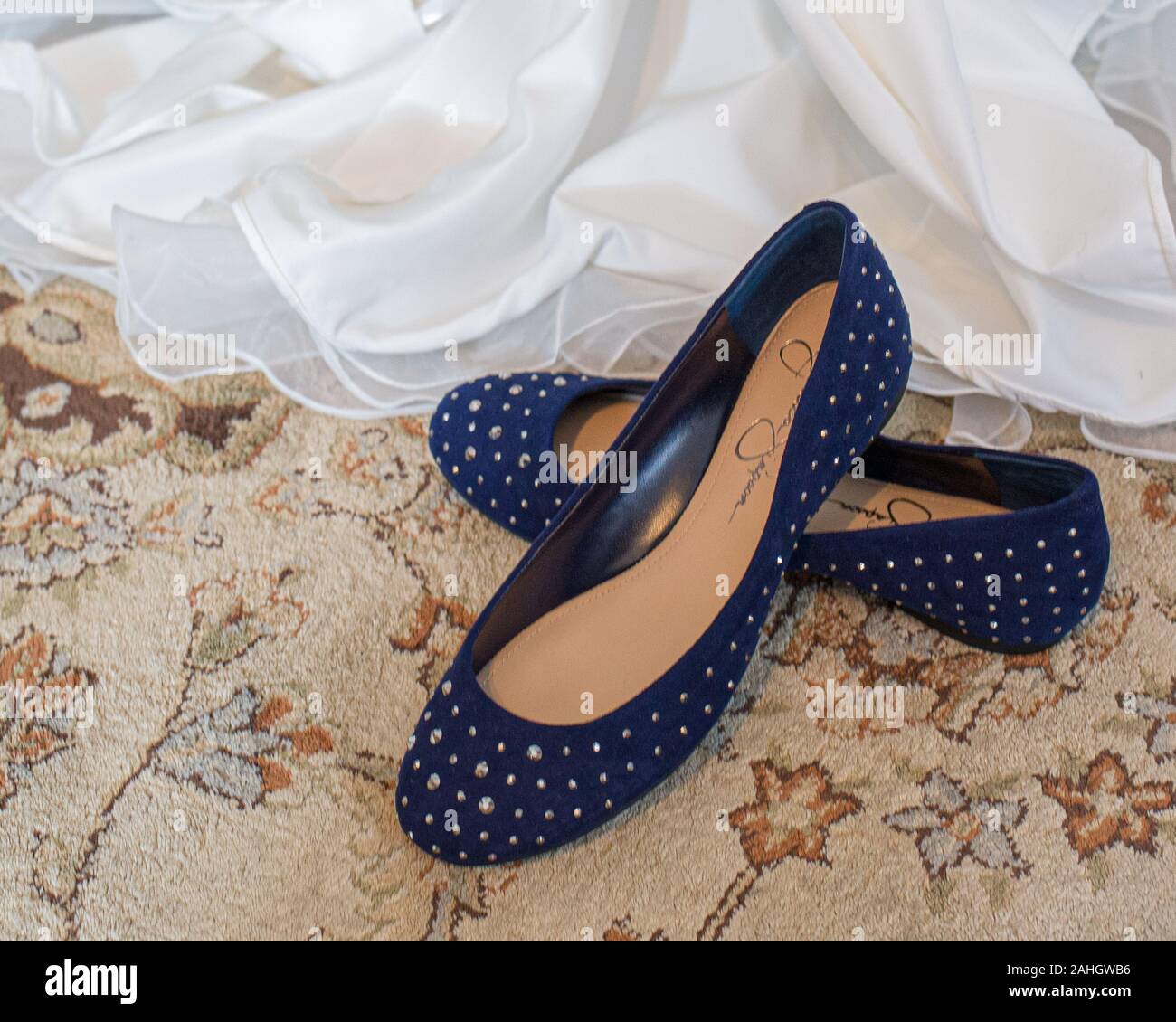 Deux chaussures bleu porté par la mariée Banque D'Images