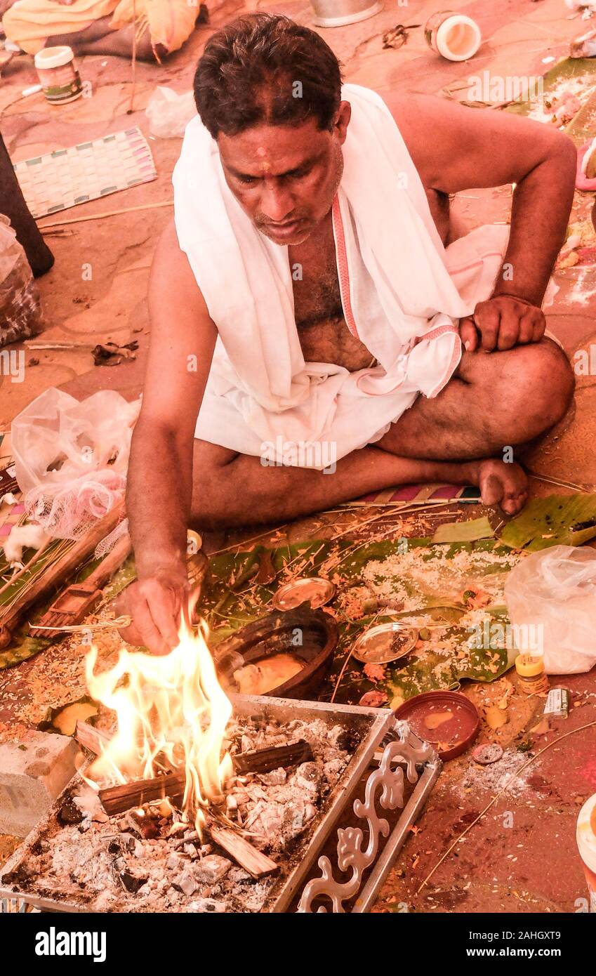 PURI, Orissa/Inde-MARS 12 2018:une cérémonie rituelle hindoue impliquant la combustion d'une grande partie a lieu parfumeront dans un grand espace couvert de Smokey. Banque D'Images