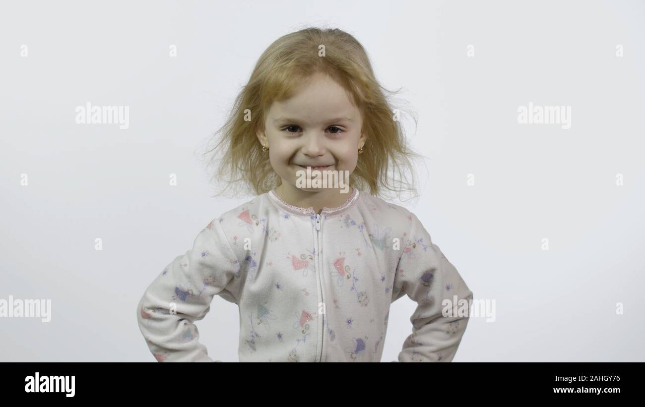 Peu De Beau Bebe Fille Pyjama En Regardant La Camera Arriere Plan Blanc Concept La Liberte Le Bonheur L Enfance Heureux Quatre Ans Jolie Petite Photo Stock Alamy
