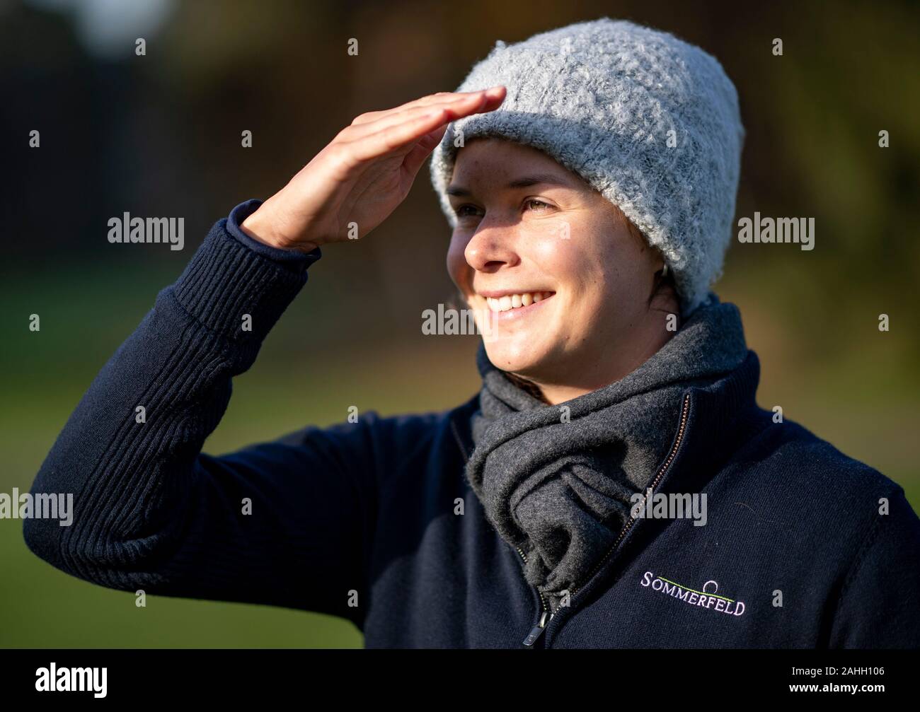 Hambourg, Allemagne. 22 Nov, 2019. Le golfeur Esther Henseleit se dresse sur la pelouse du Club de Golf de Falkenstein. La qualification pour le circuit professionnel américain, premier tournoi de Hambourg et maintenant la victoire sportive de l'année. Esther golfeur Henseleit se dépêcha d'une réussite à l'autre en 2019. Maintenant âgé de 20 ans, rêve des Jeux Olympiques de Tokyo. (Pour 'la DPA l'année parfaite de Golf d'Esther Henseleit' de Hambourg) Credit : Axel Heimken/dpa/Alamy Live News Banque D'Images