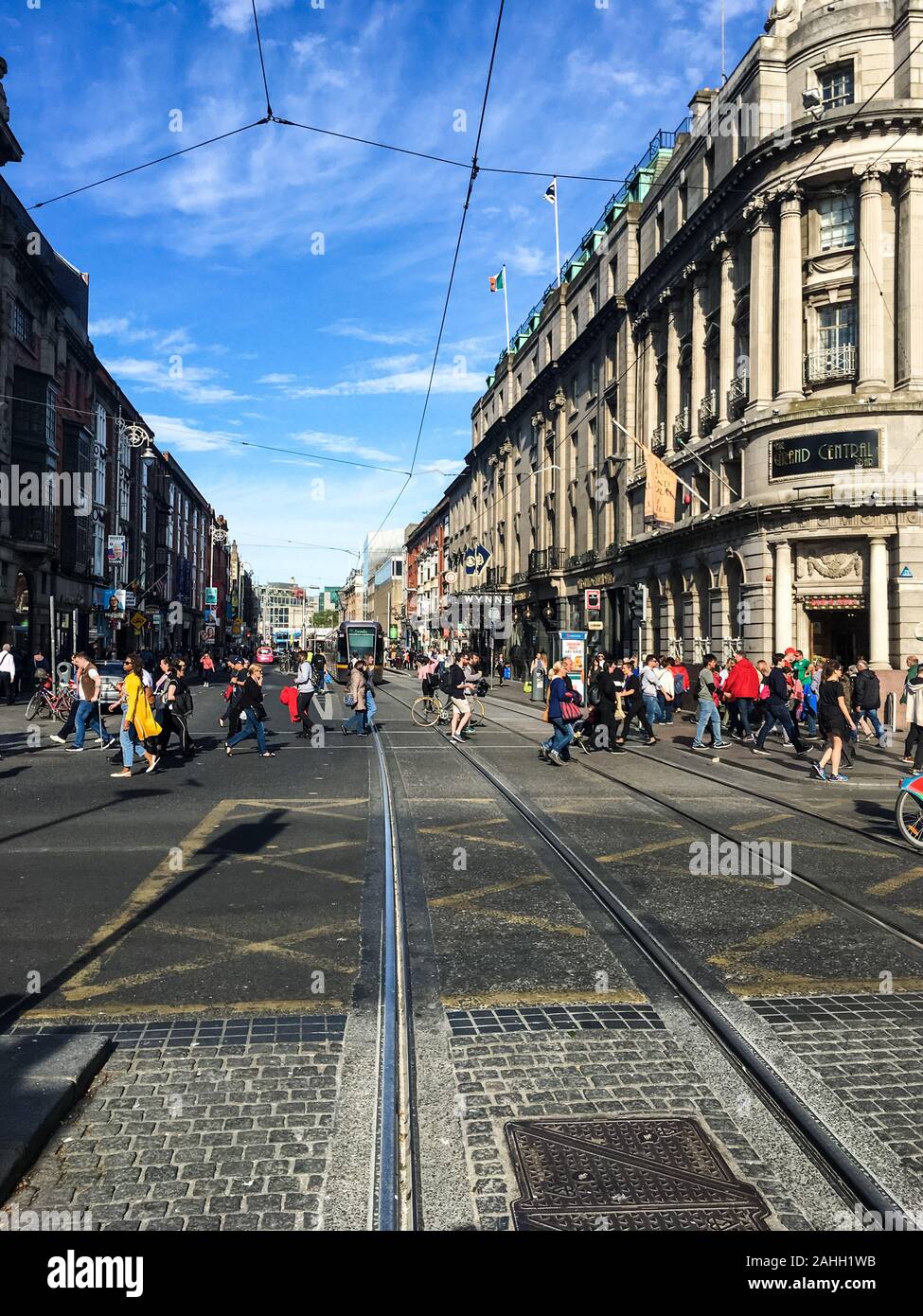 Dublin/Irlande - 15 mai 2019:Cable Car les voies sur la rue animée de Dublin, qui est nommé d'après Daniel O'Connell, célèbre homme irlandais sur O'Conn Banque D'Images