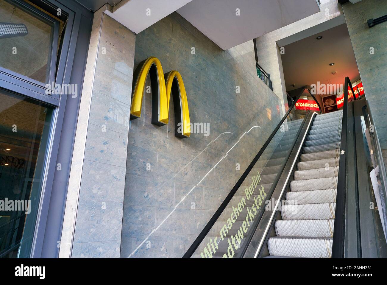 BERLIN, ALLEMAGNE - circa 2019 SEPTEMBRE : les Arches d'or signer et aller  de l'escalier vu chez McDonald's restaurant à Berlin Photo Stock - Alamy