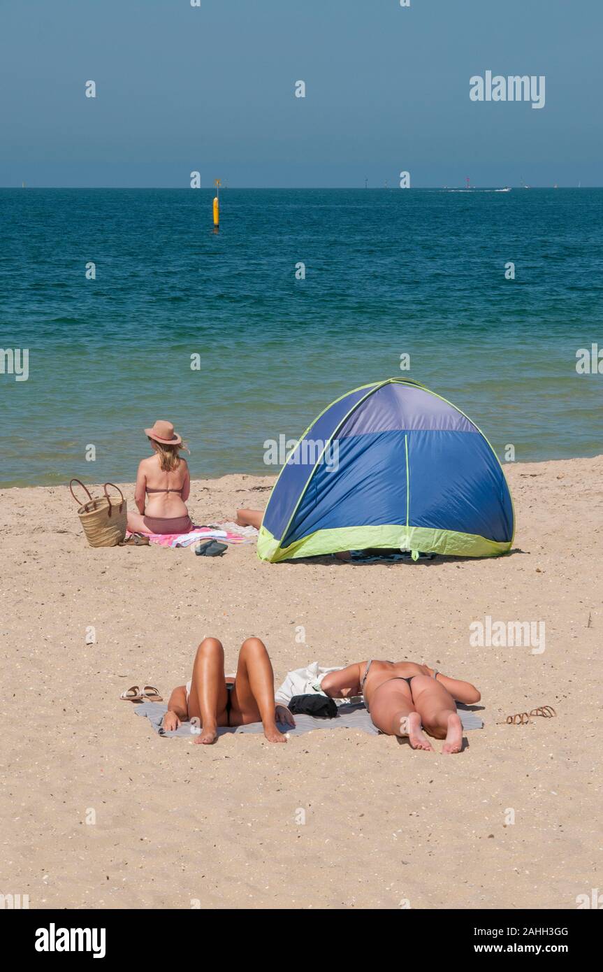 Journée d'été sur la plage, entre Noël et Nouvel An, Middle Park, Melbourne, Australie Banque D'Images