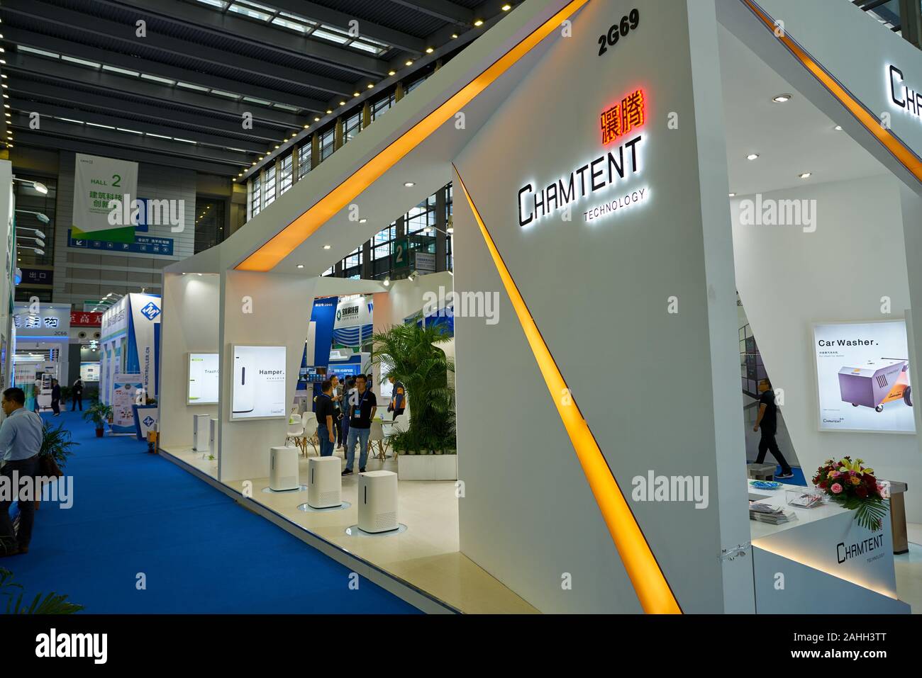 SHENZHEN, CHINE - circa 2019, novembre : interior shot of China Hi-Tech Fair 2019 à Shenzhen Convention & Exhibition Centre. Banque D'Images