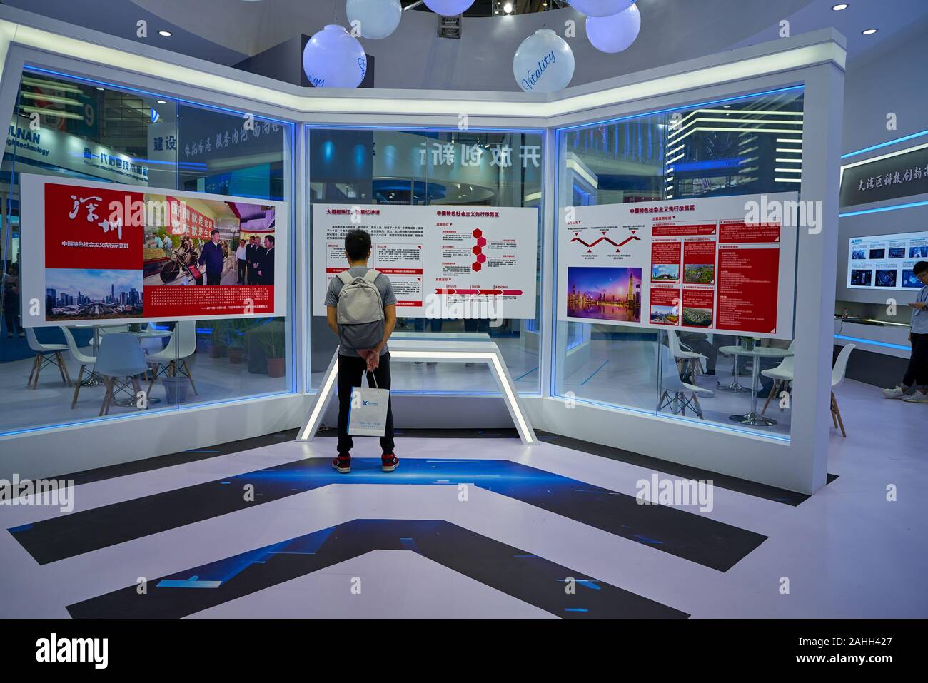 SHENZHEN, CHINE - circa 2019, novembre : interior shot of China Hi-Tech Fair 2019 à Shenzhen Convention & Exhibition Centre. Banque D'Images