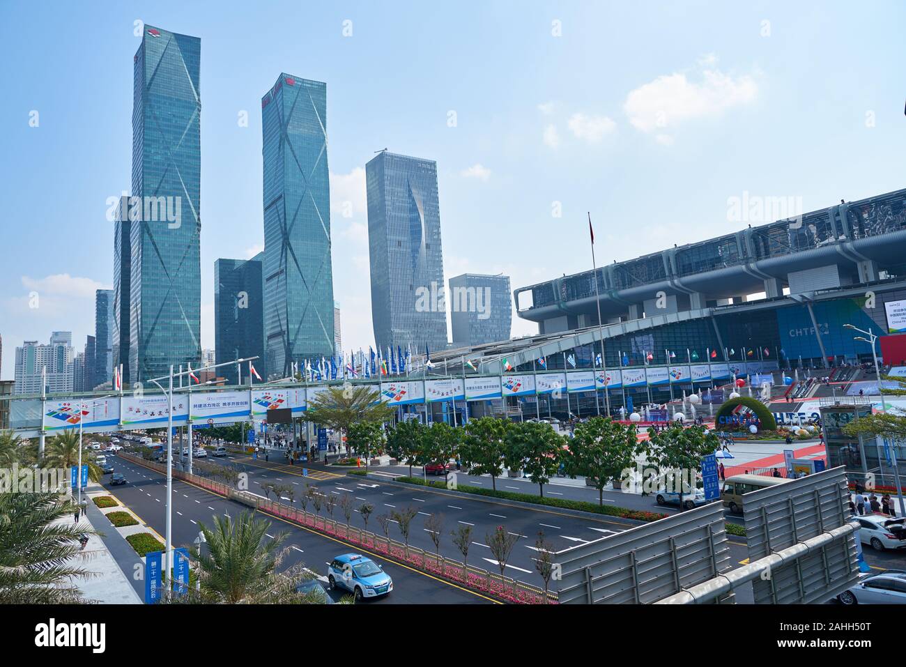 SHENZHEN, CHINE - circa 2019, novembre : vue de Shenzhen Convention & Exhibition Center au cours de Salon chinois des technologies de 2019. Banque D'Images