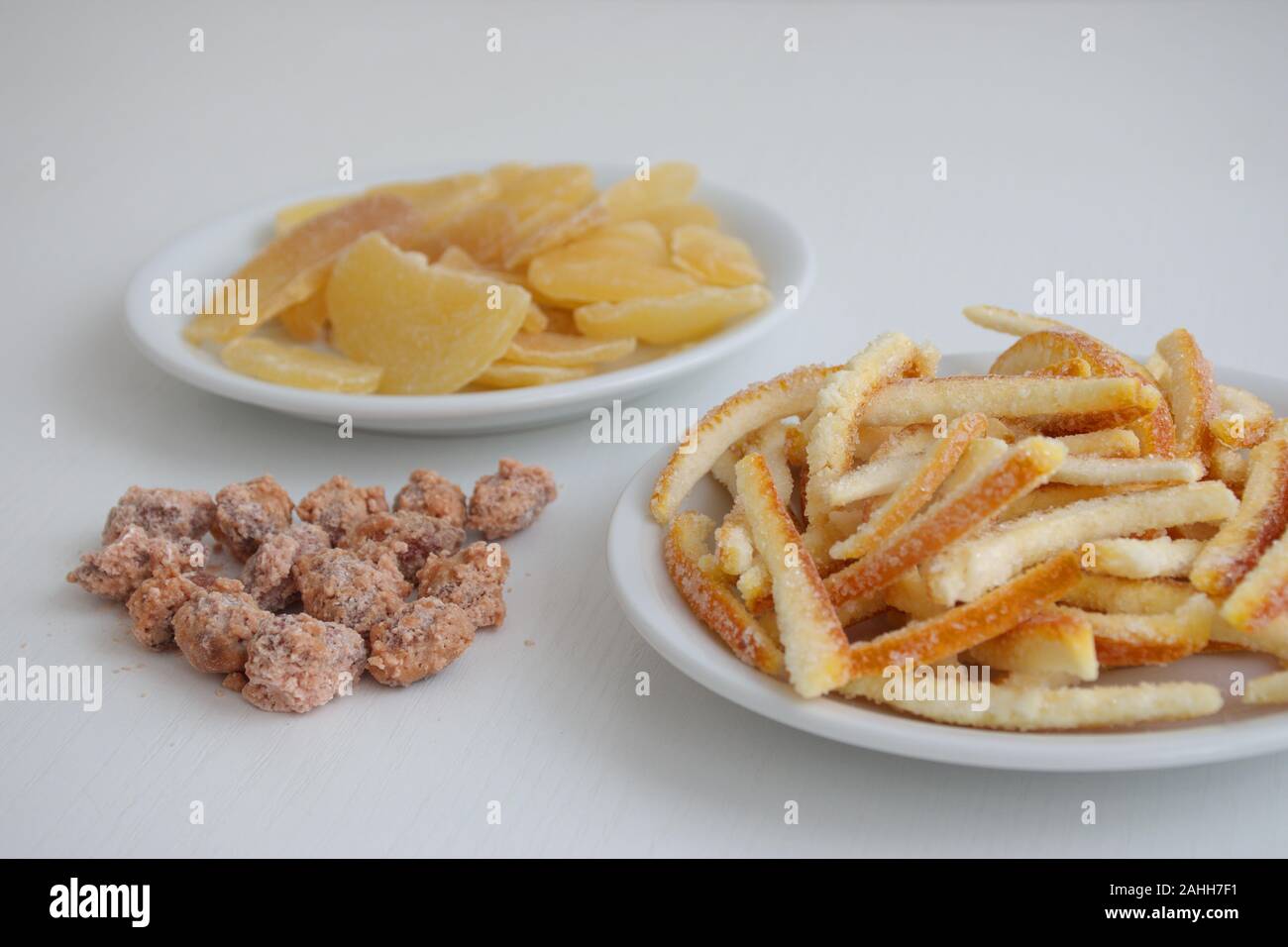 D'orange confites, d'amandes et le gingembre sur le fond blanc Banque D'Images