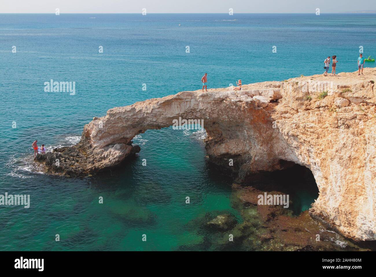 Les amateurs de 'Bridge' - pierre naturelle arch. Agia Napa, Chypre Banque D'Images