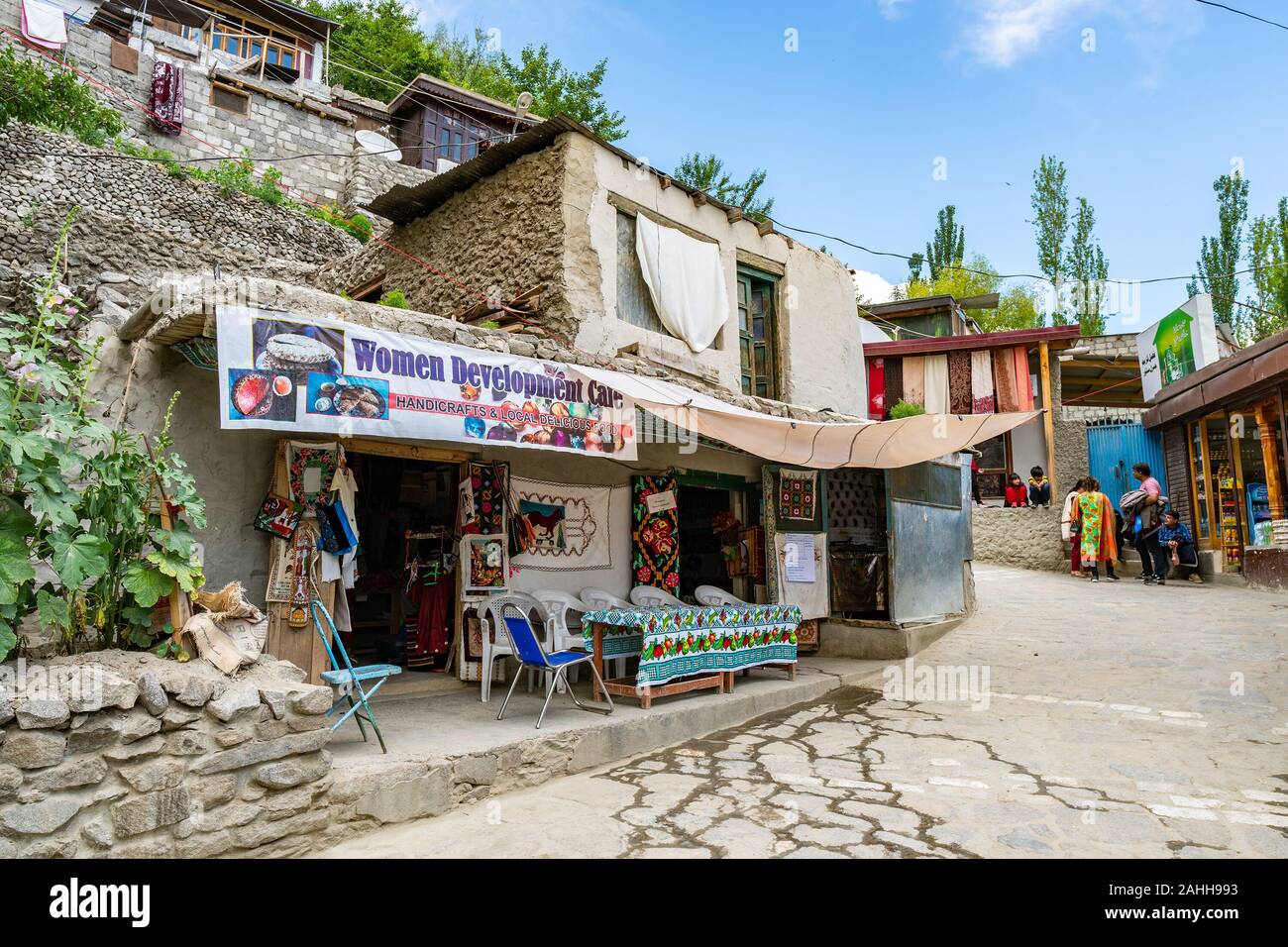 Vallée de l'Hunza Karimabad Vue pittoresque de boutiques de souvenirs avec les touristes pakistanais sur la façon de Baltit Fort sur un ciel bleu ensoleillé Jour Banque D'Images