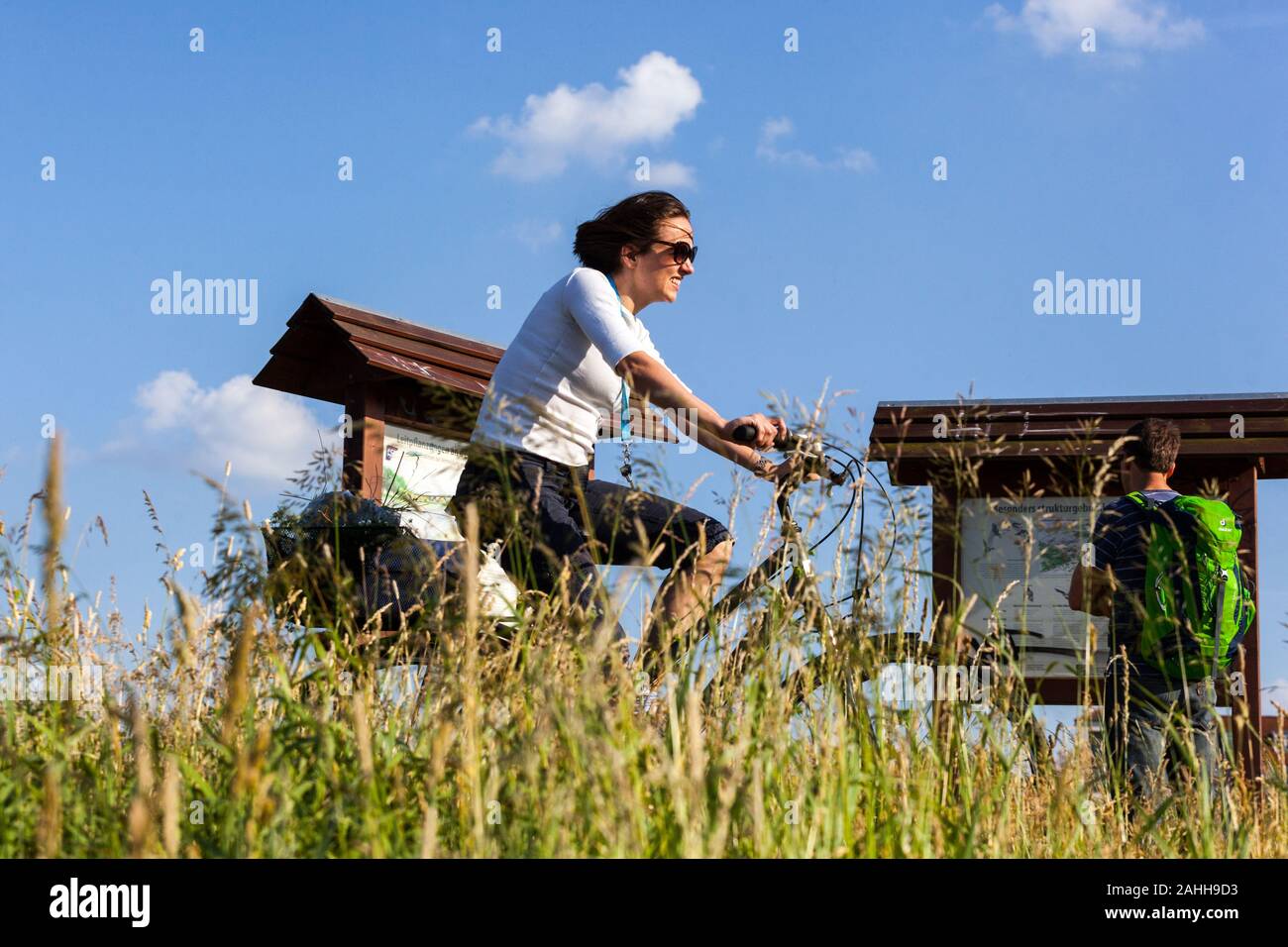 German woman enjoying monter un vélo sur une piste cyclable en Allemagne, Saxe Dresde Vie active Banque D'Images