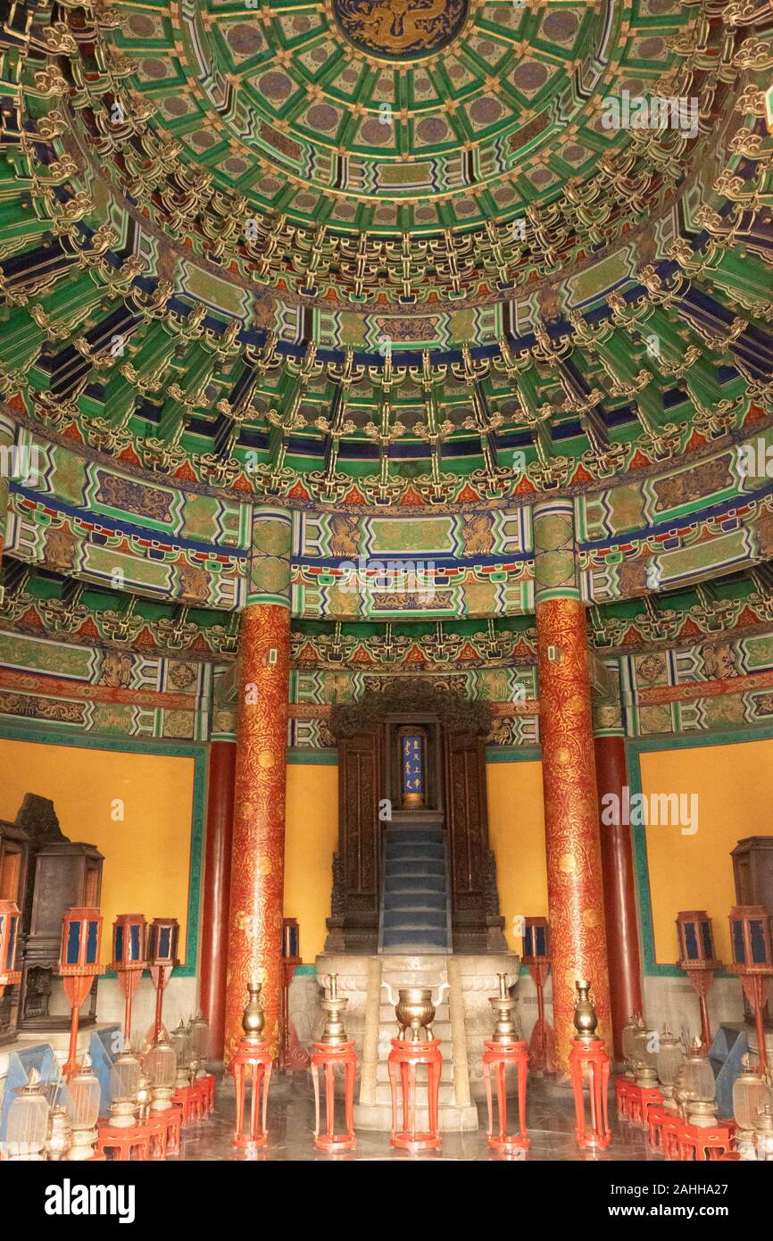 Intérieur en bois peint aux couleurs vives, la voûte céleste impériale, Le Temple du Ciel, Beijing, Chine Banque D'Images
