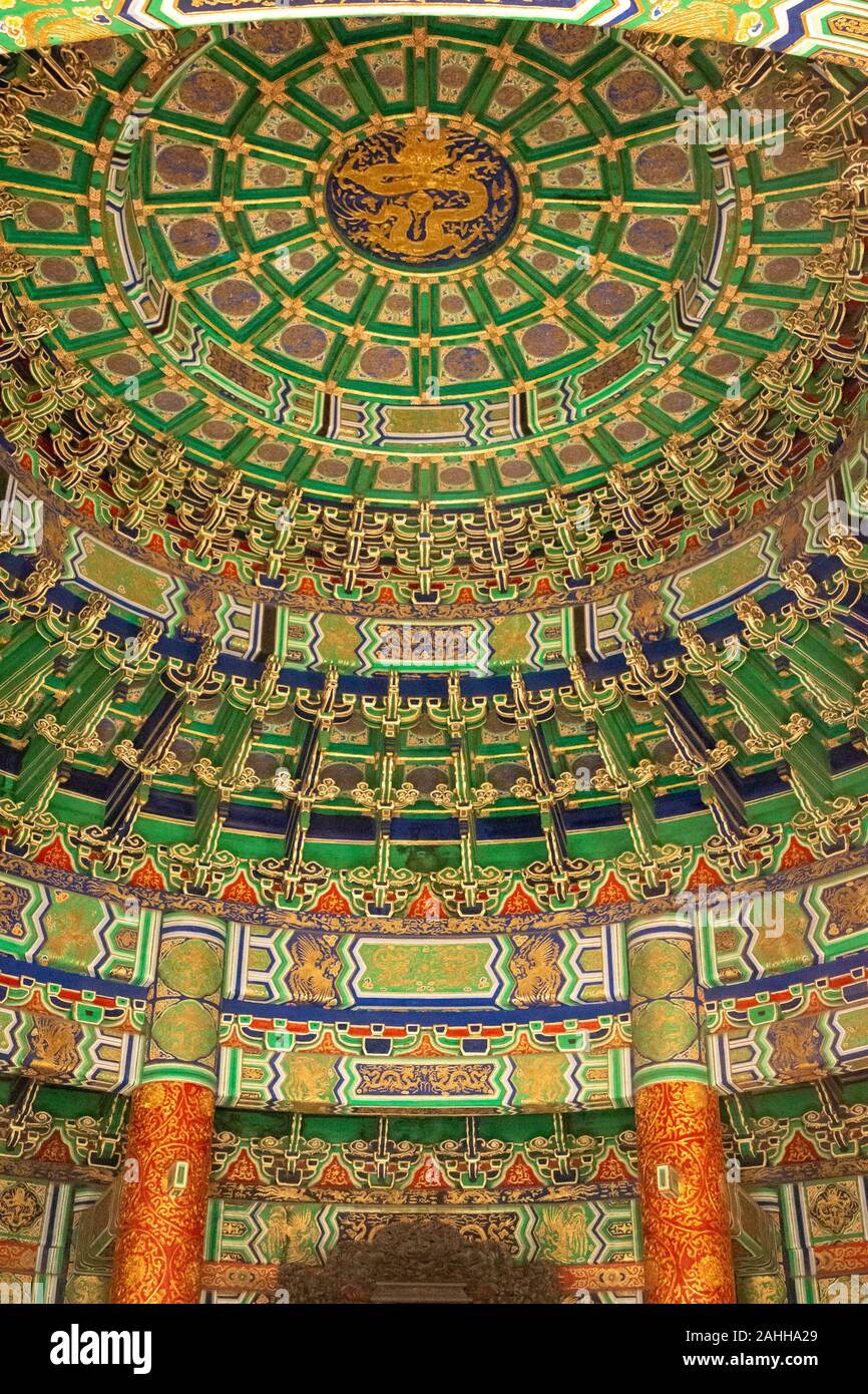 Intérieur en bois peint aux couleurs vives, la voûte céleste impériale, Le Temple du Ciel, Beijing, Chine Banque D'Images