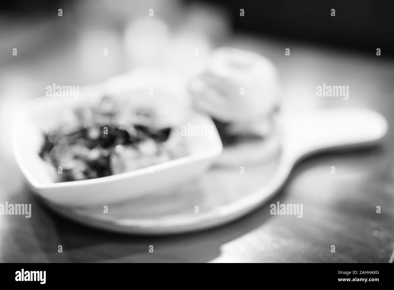 Coup de flou artistique flou de cheeseburger et salade Banque D'Images