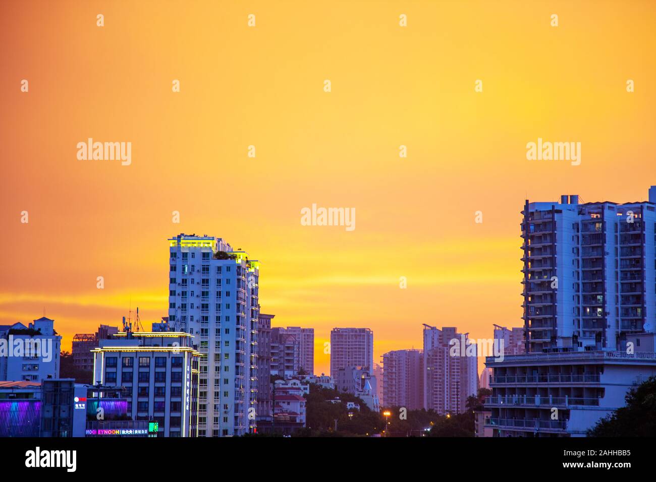 Ville de Hainan Sanya avec pluie et ciel orange vif Banque D'Images