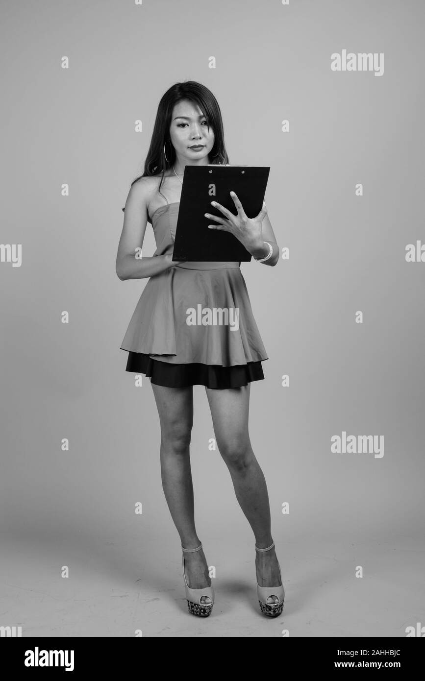 Portrait of Asian woman contre l'arrière-plan gris Banque D'Images