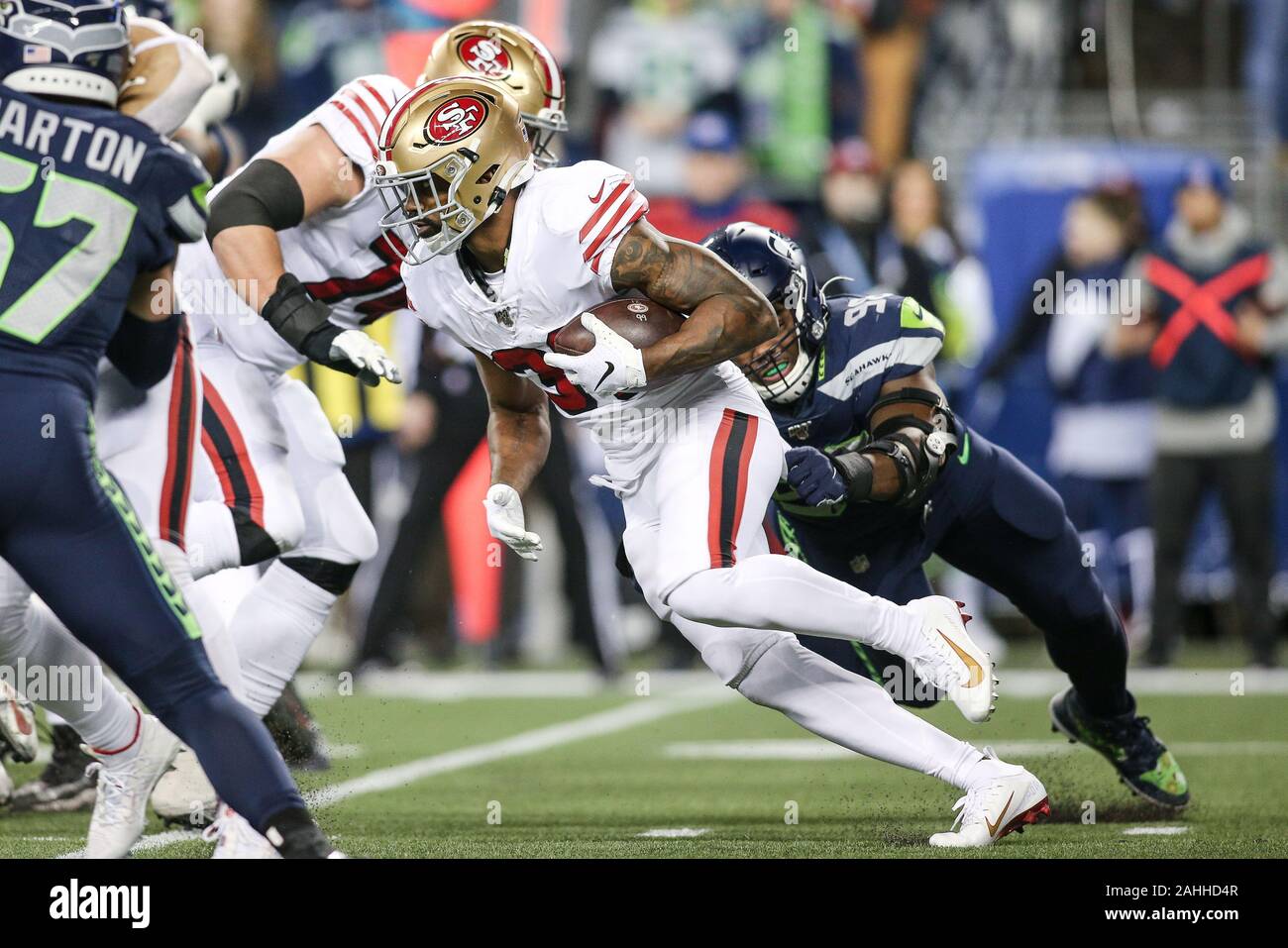 Seattle, États-Unis. Dec 29, 2019. San Francisco 49ers en marche arrière Raheem Mostert (31) passé en courant Seattle Seahawks défensive fin Kult Green (98) au cours du quatrième trimestre d'un jeu de football américain NFL, dimanche, 29 décembre 2019, à Seattle. La défaite des 49ers les Seahawks 26-21. (Matt Ferris/Image du Sport) via le crédit photo : Newscom/Alamy Live News Banque D'Images