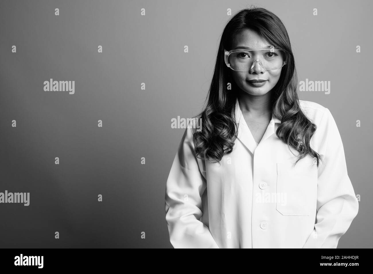 Portrait of Asian woman médecin comme chercheur scientifique à lunettes de protection Banque D'Images
