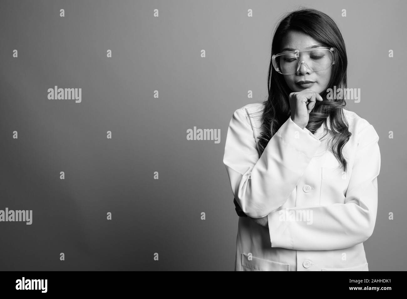 Portrait of Asian woman médecin comme chercheur scientifique à lunettes de protection Banque D'Images